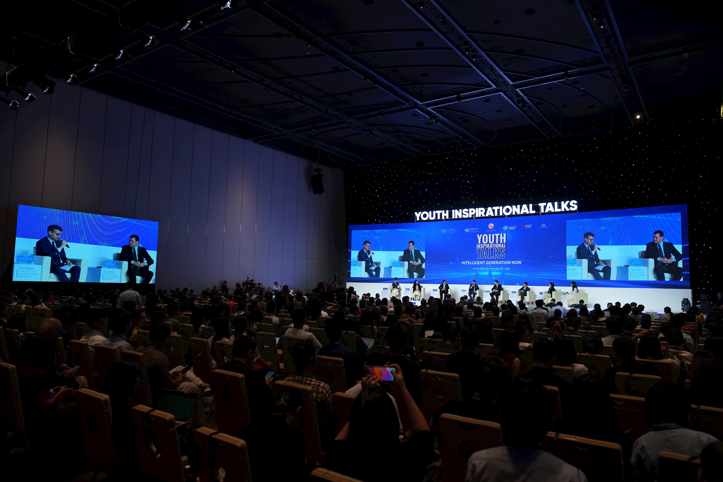 dien-dan-kinh-te-mua-thu-25-11.jpg