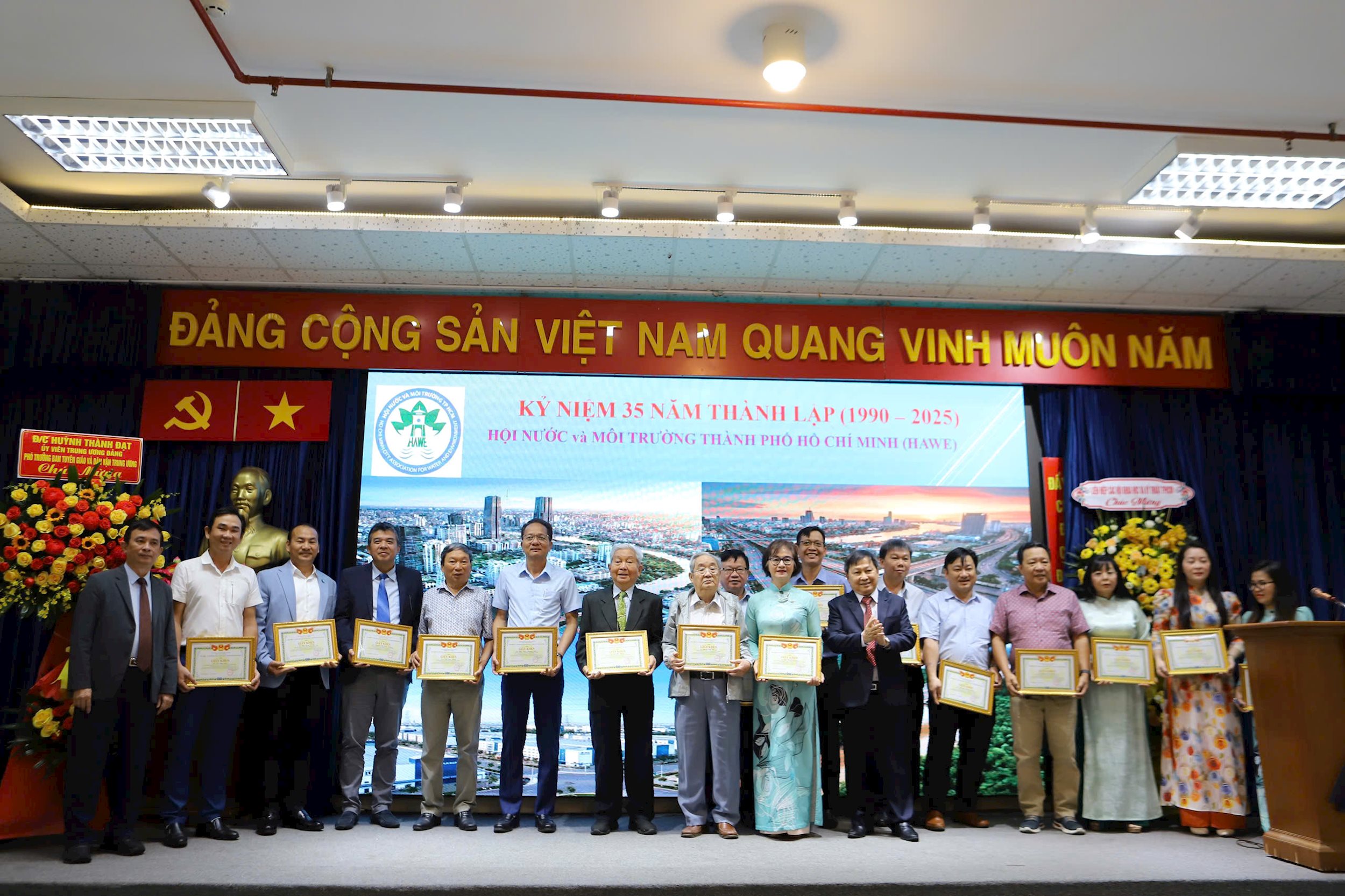 tang-giay-khen-2.jpg