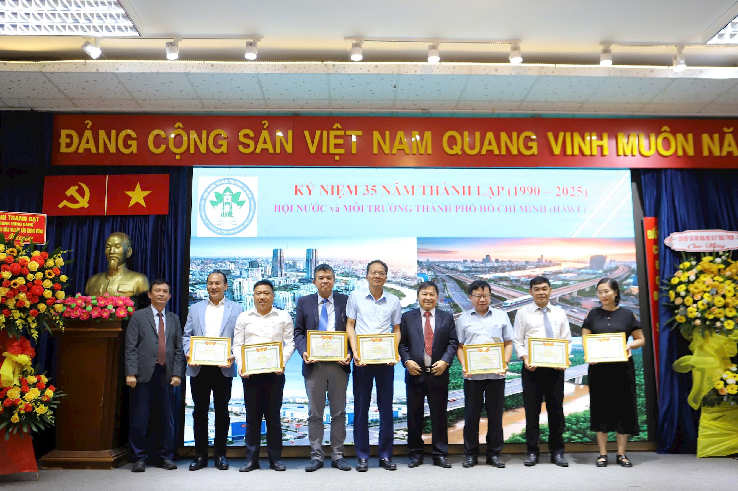 tang-giay-khen-3.jpg