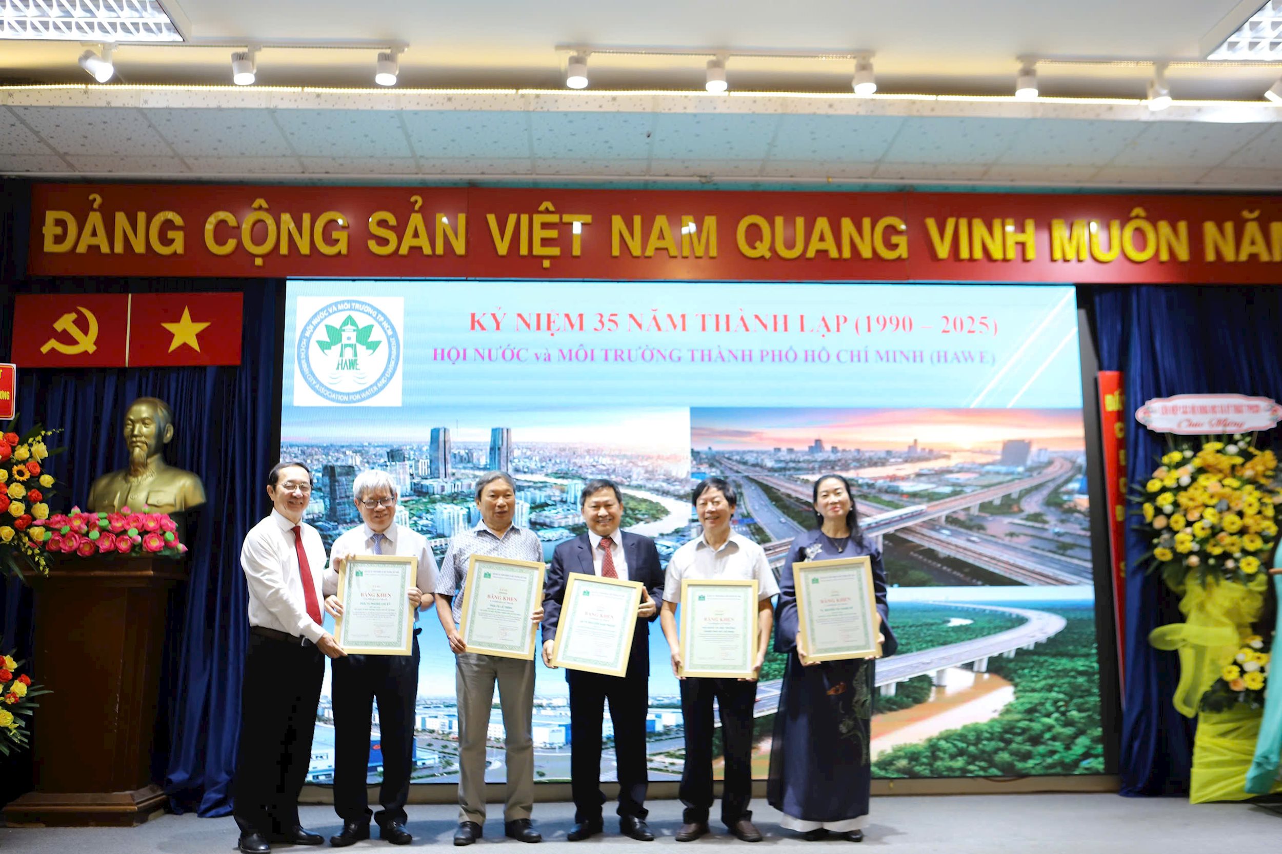 tang-giay-khen-6.jpg
