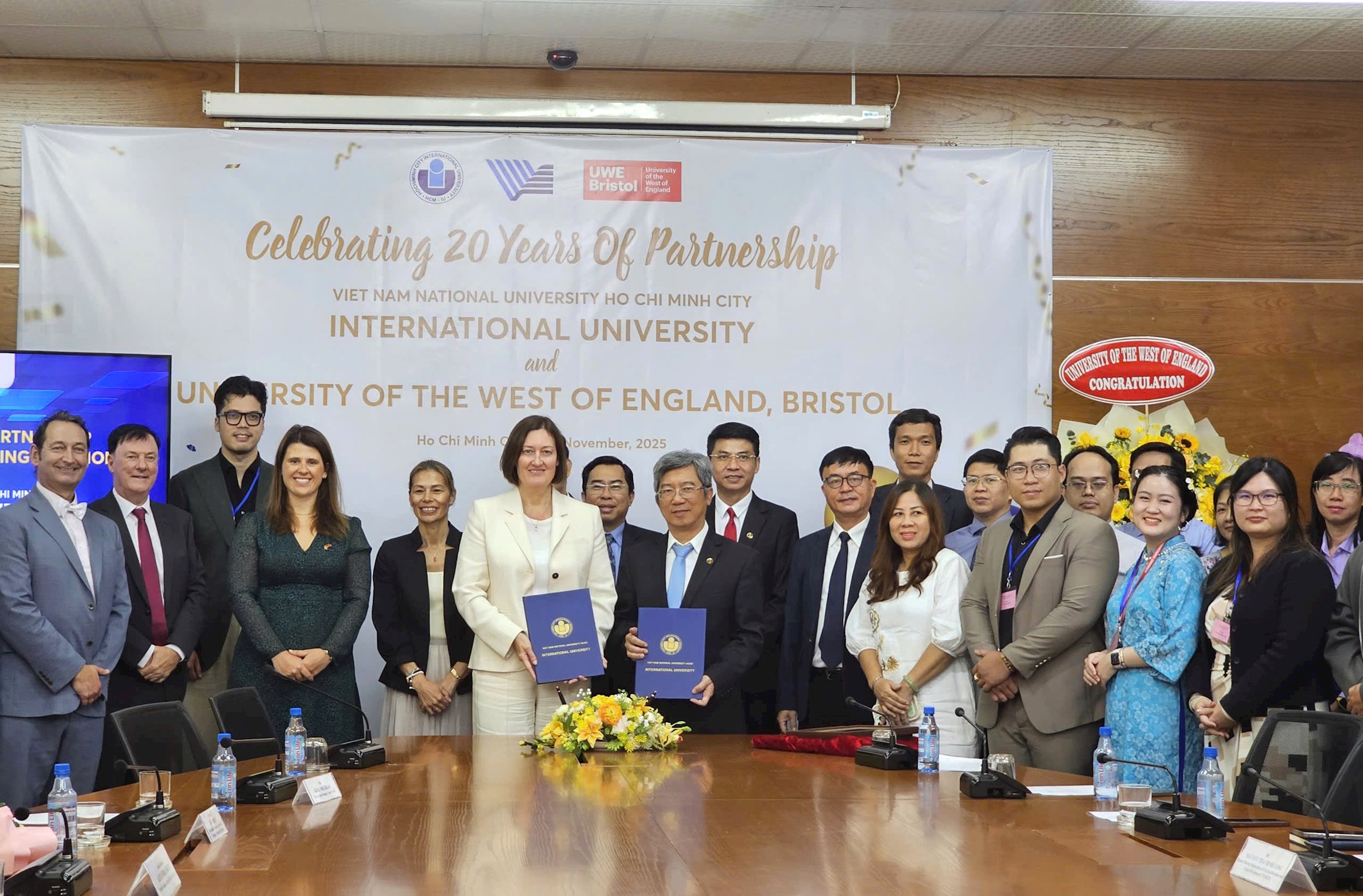 hai-truong-dai-hoc-vn-anh-quoc-ky-niem-20-nam-hop-tac-2.jpg