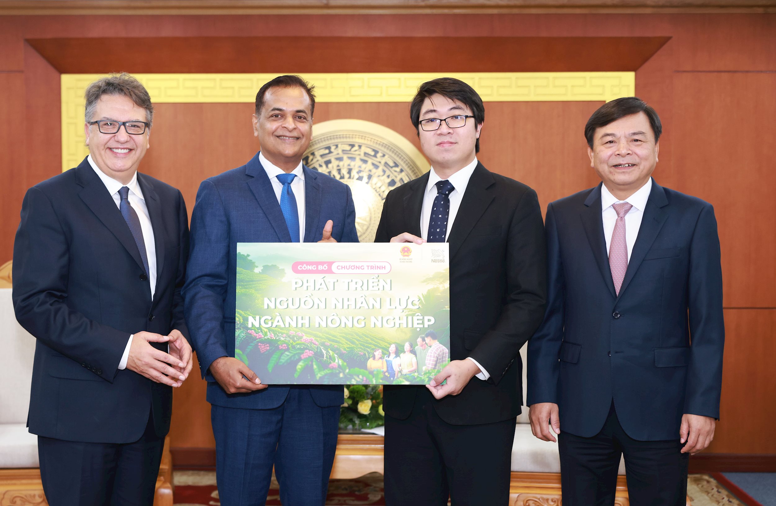 lanh-dao-cap-cao-tap-doan-nestle-va-nestle-viet-nam-cong-bo-chuong-trinh-phat-trien-nguon-nhan-luc-nganh-nong-nghiep.jpg