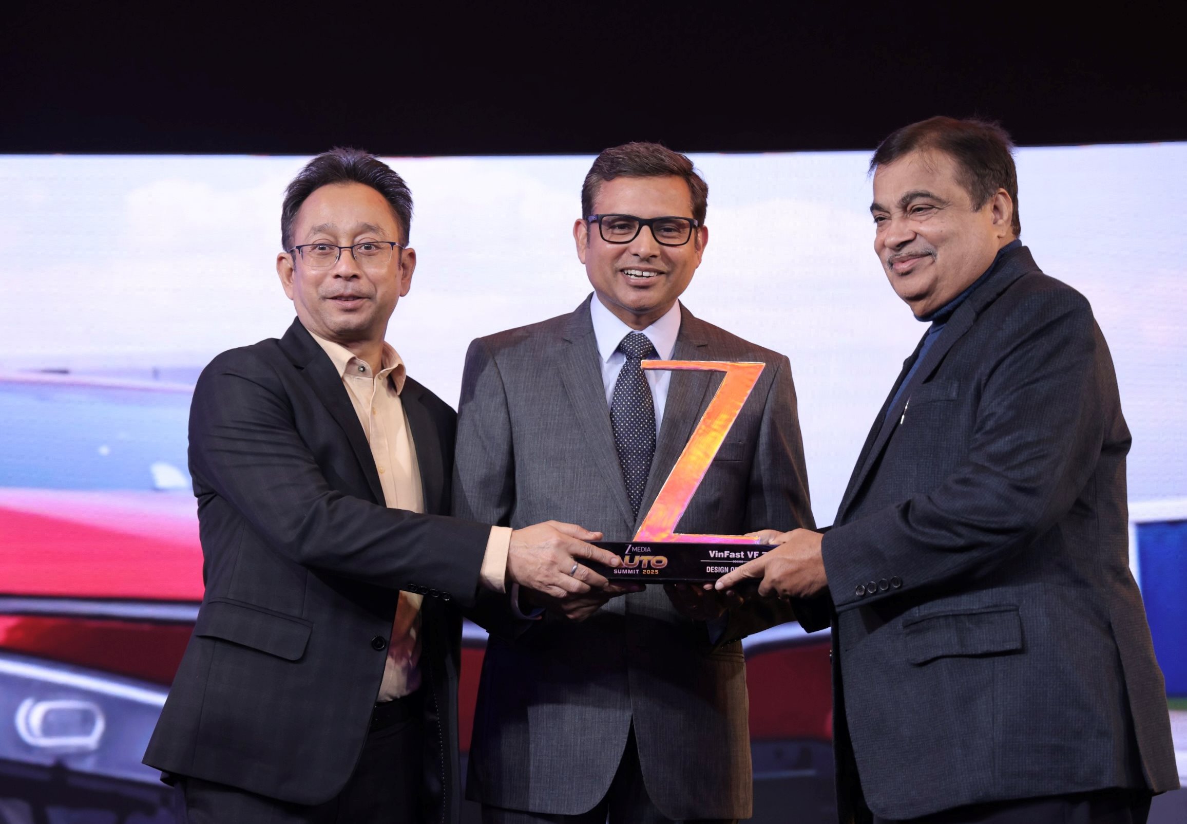 vinfast-vf7-nhan-giai-thiet-ke-cua-nam-tai-zee-media-auto-summit-2025-1.jpg