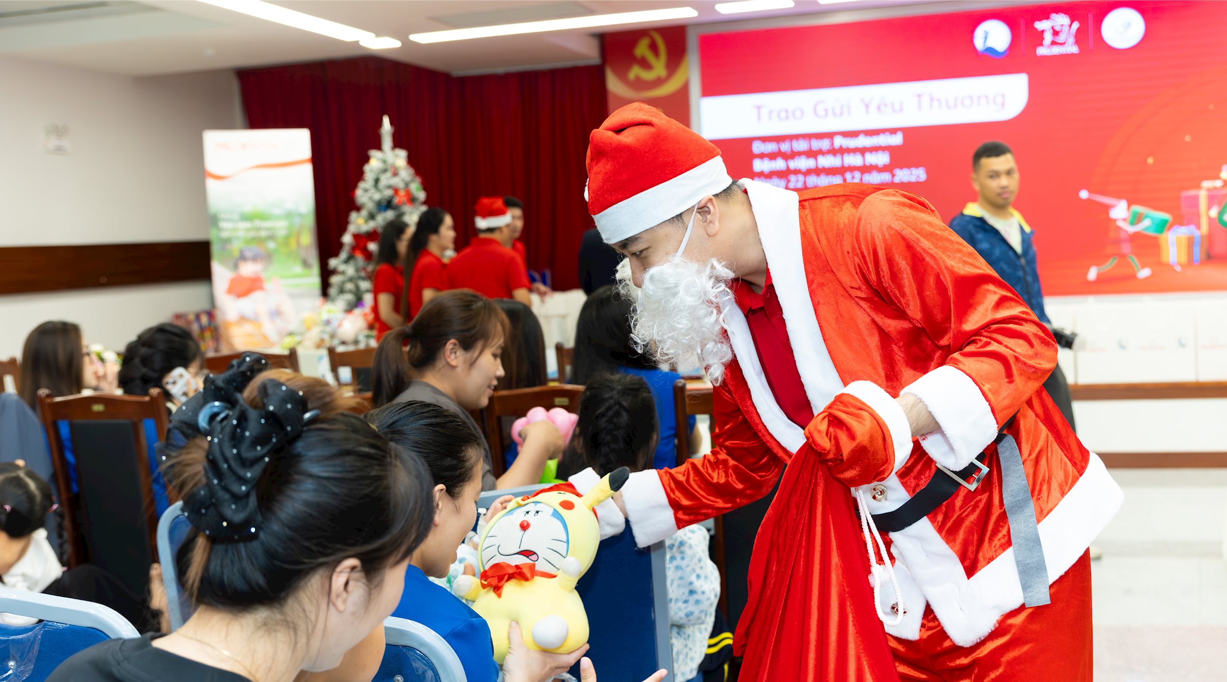 hn-ong-gia-noel-trao-qua.jpg
