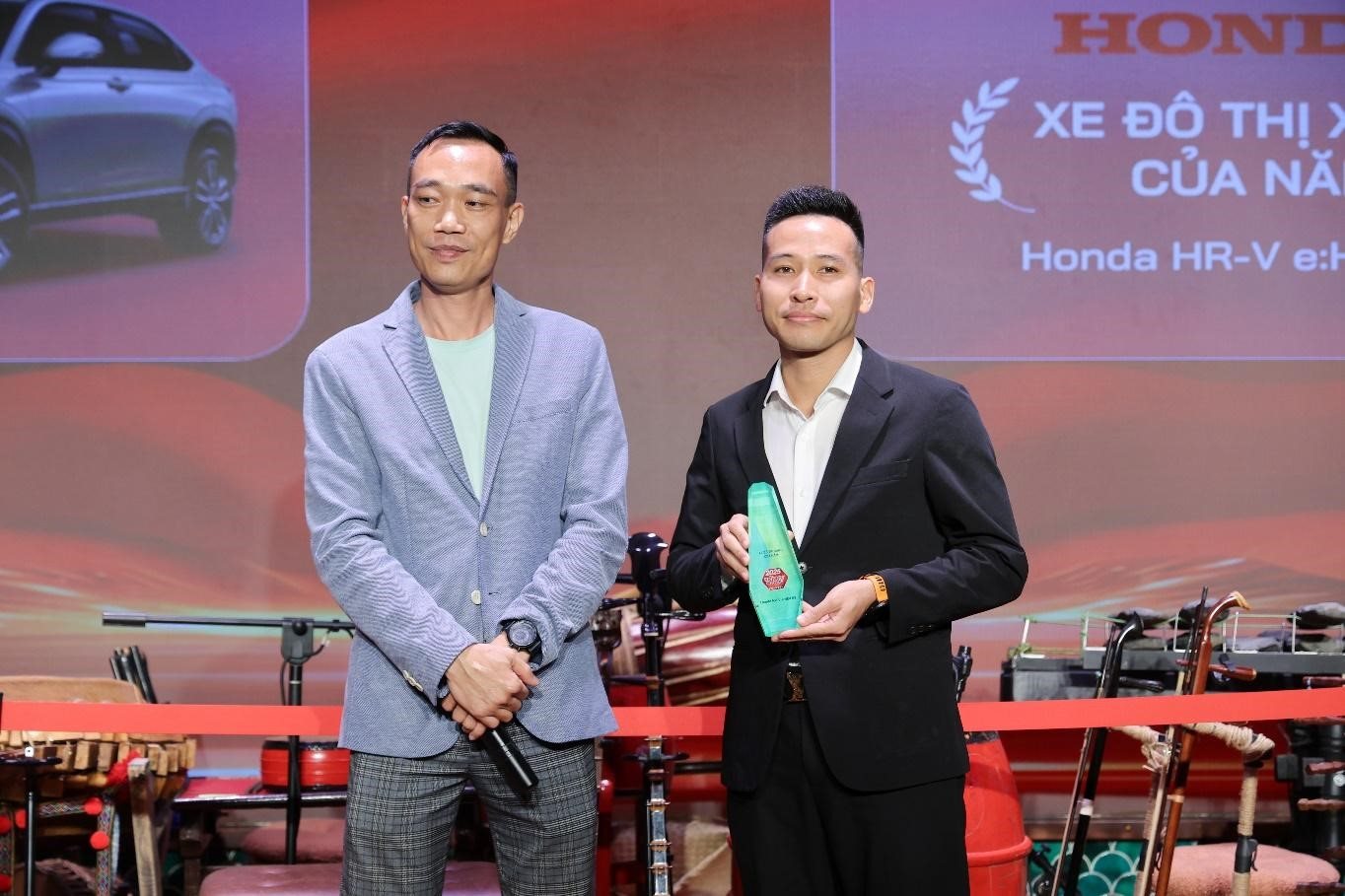 honda-nhan-giai-thuong-xe-cua-nam-1.jpg