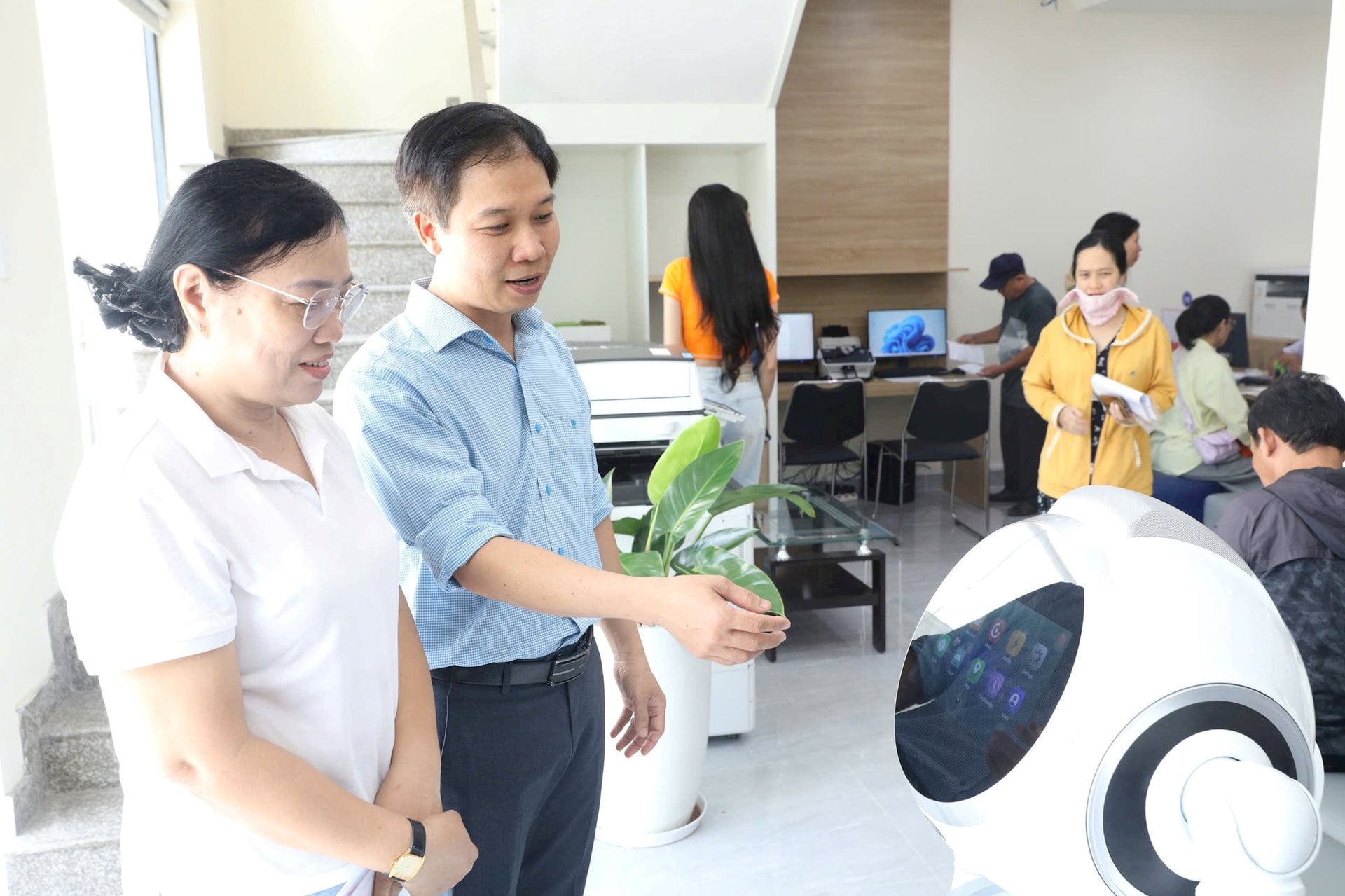 hinh-1-nguoi-dan-quet-ma-qr-de-de-dang-lay-so-thu-tu-tai-phuong-an-khanh-.jpg