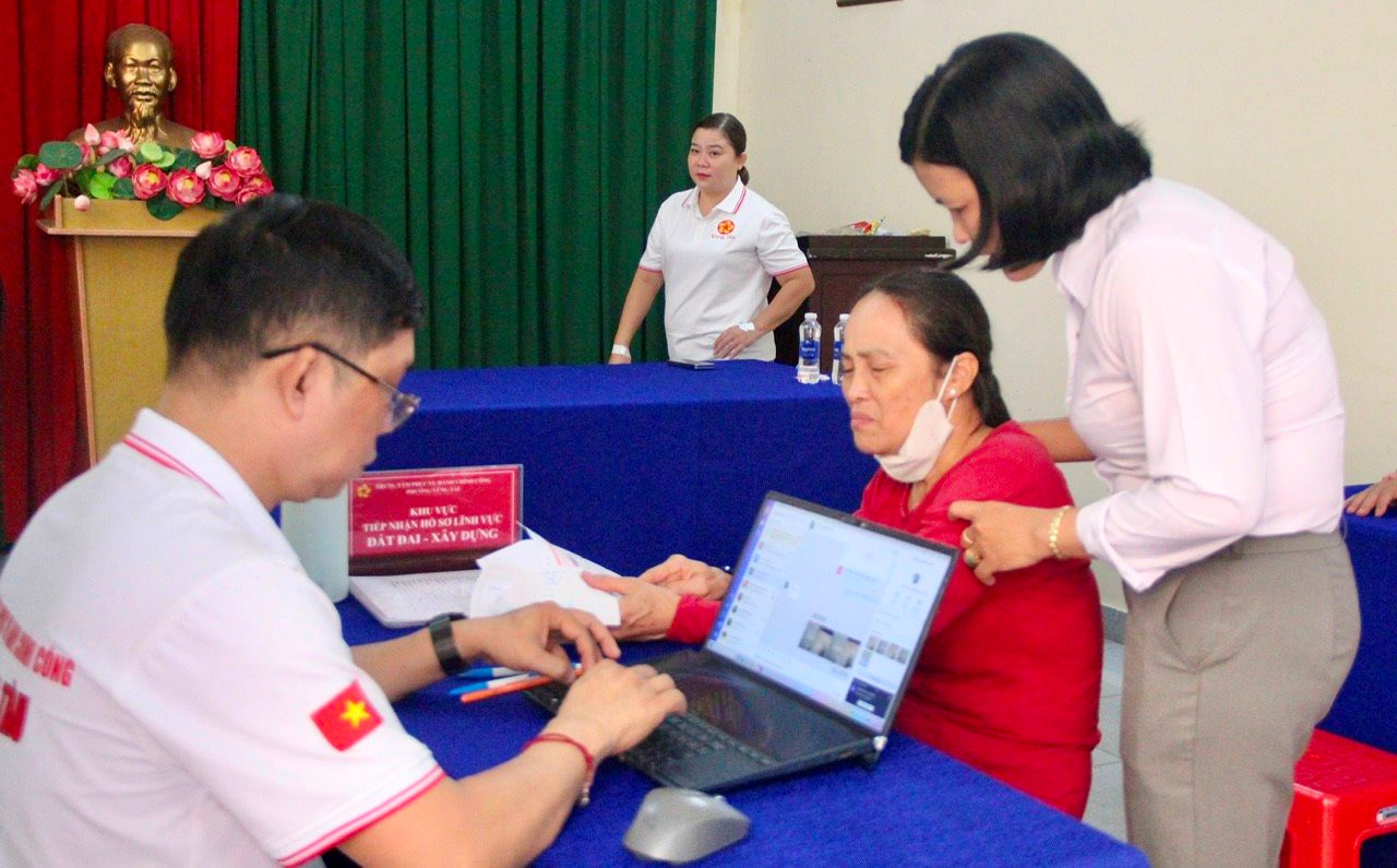 hinh-4-nguoi-dan-phuong-vung-tau-duoc-nhan-vien-to-phuc-vu-trung-tam-hanh-chinh-cong-phuong-huong-dan-cu-the-cac-thu-tuc-nop-thue-su-dung-dat.jpg