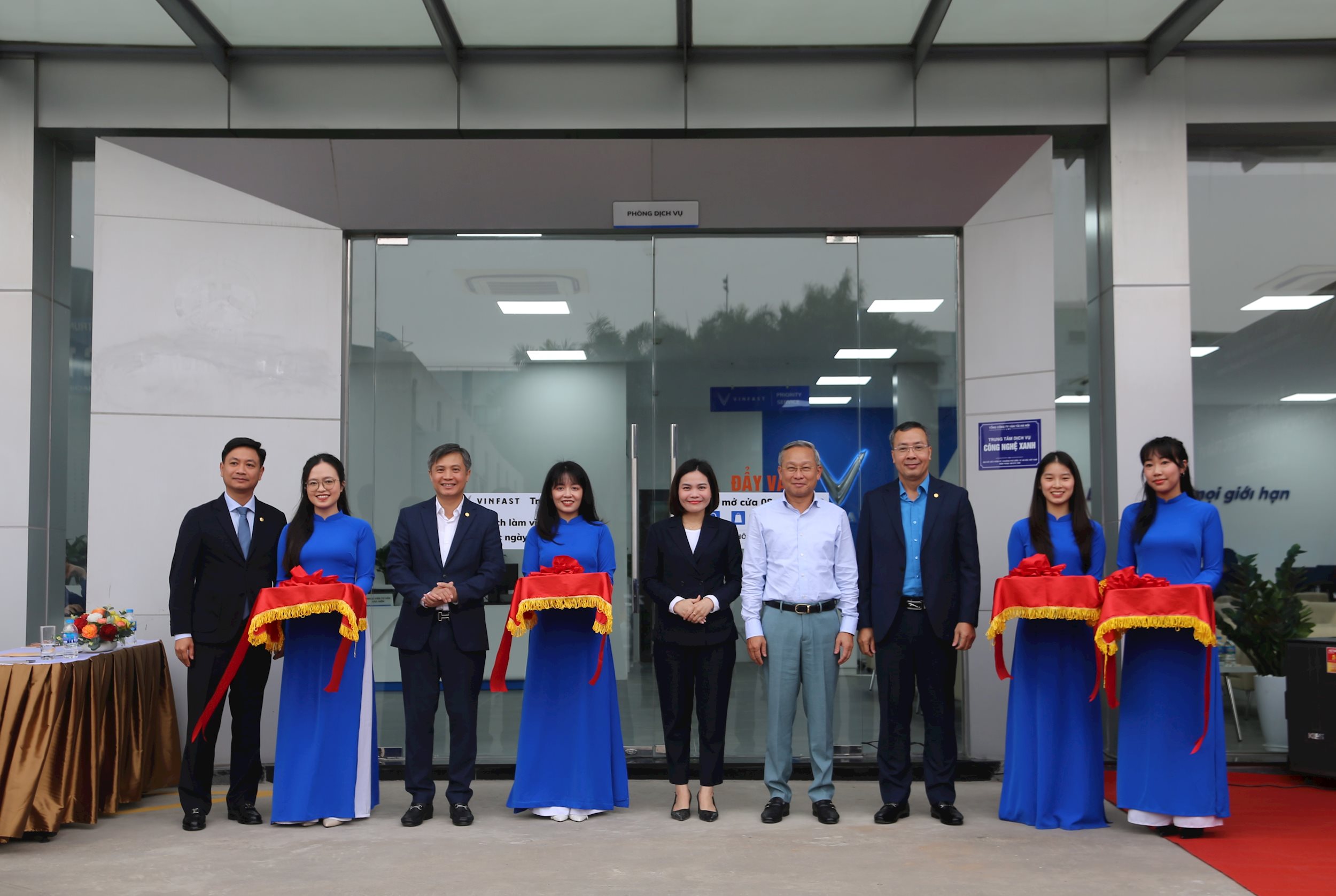 cac-dai-bieu-cat-bang-khai-truong-xuong-dich-vu-vinfast-gsc-tran-vy.jpg