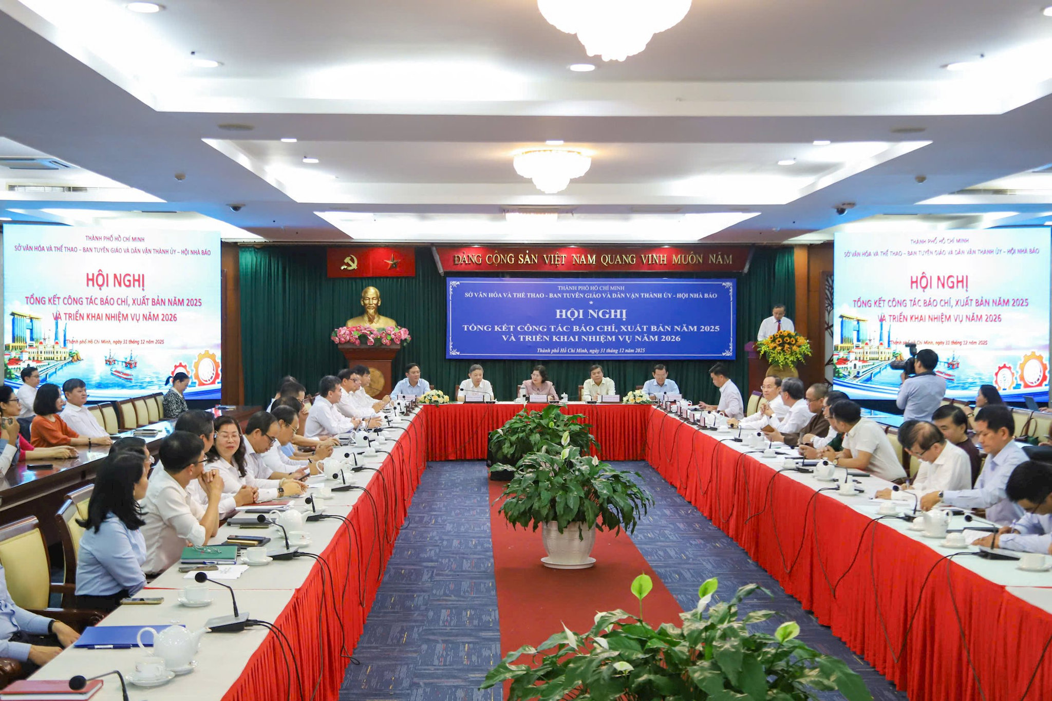 toan-canh-hoi-nghi-1.jpg