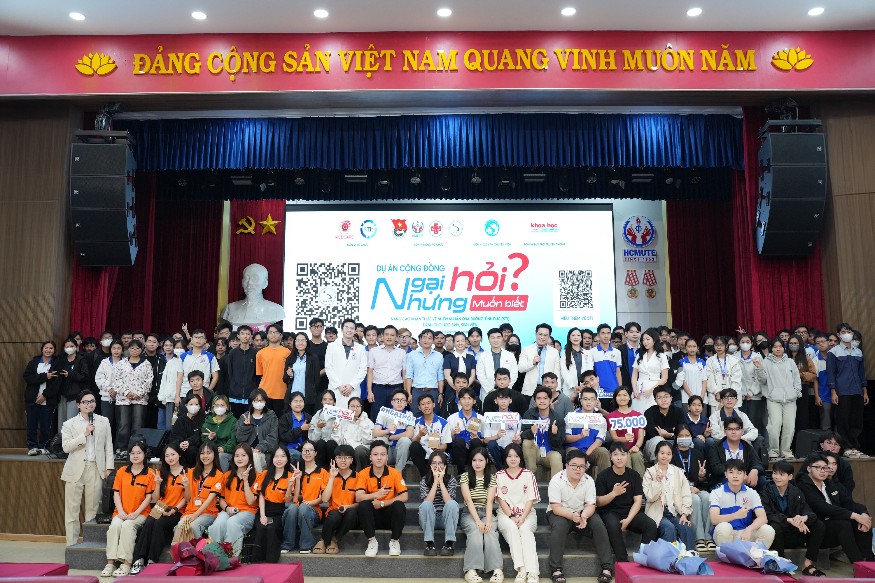 hon-300-sinh-vien-truong-dai-hoc-cong-nghe-ky-thuat-tp.hcm-tham-gia-buoi-giao-luu-chia-se-trong-khuon-kho-du-an-ngai-hoi-nhung-muon-biet-..jpg