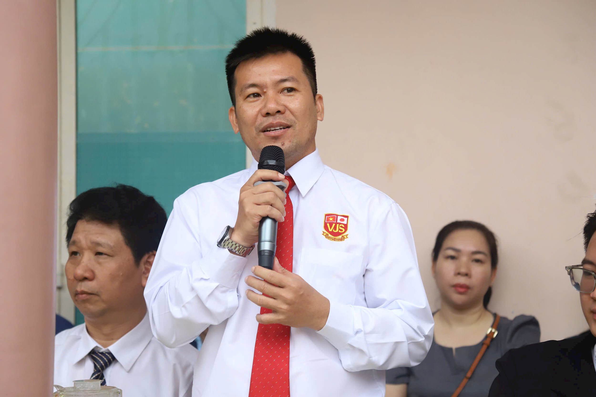 dai-dien-nha-tuong.jpg