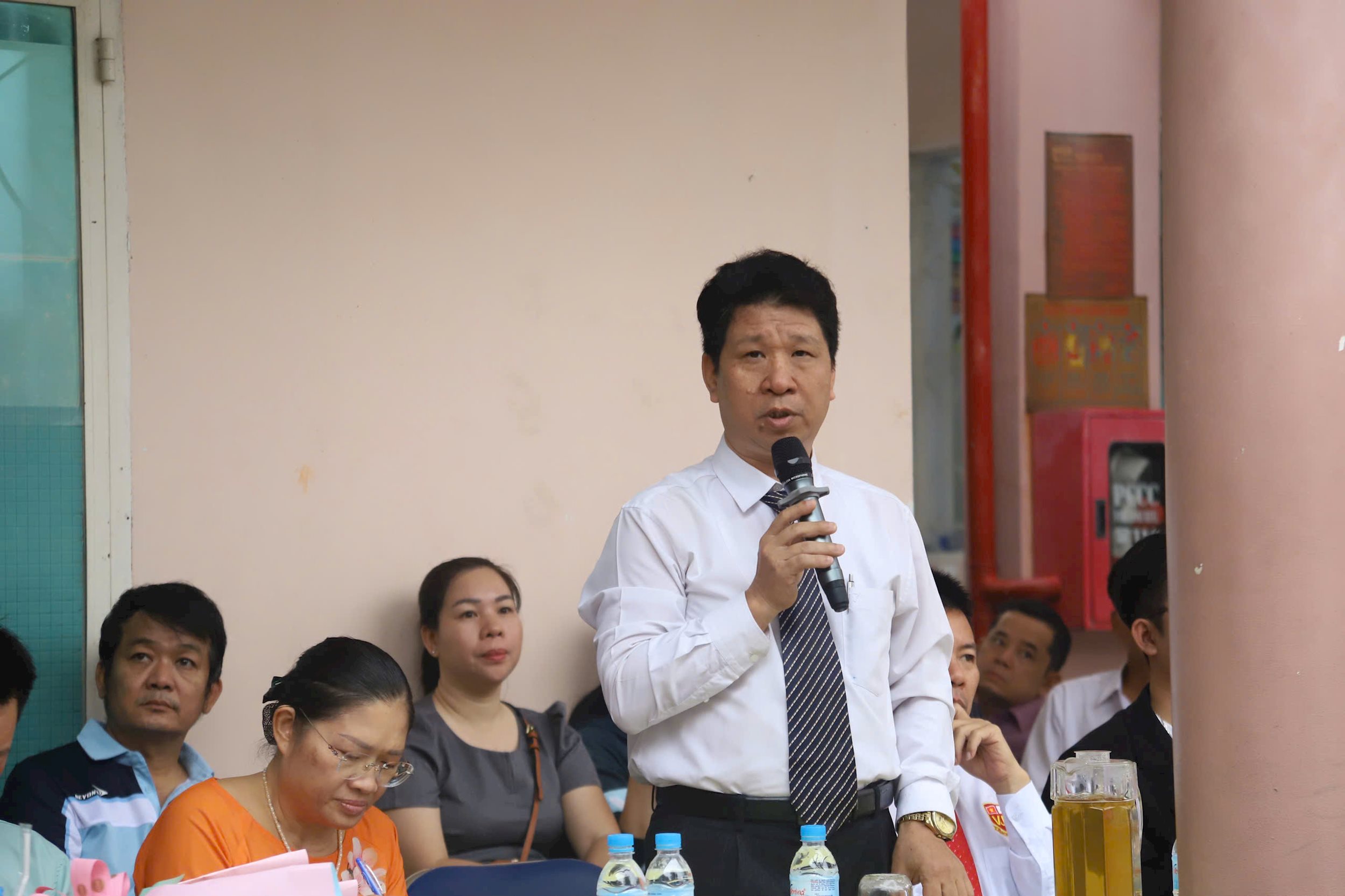 lanh-dao-truong-tra-loi.jpg