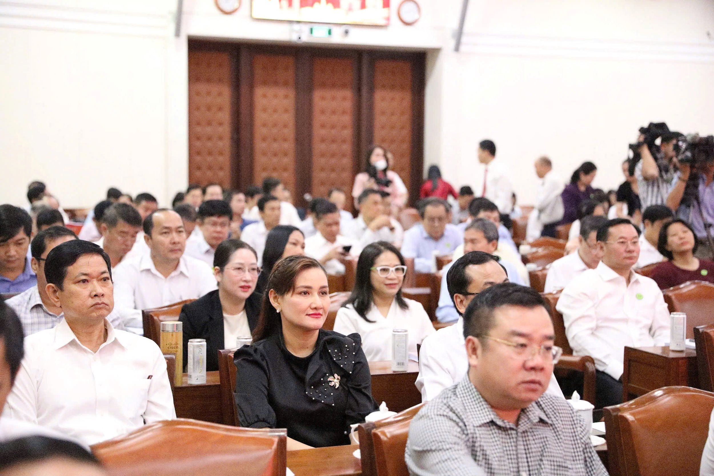 dai-bieu-du.jpg