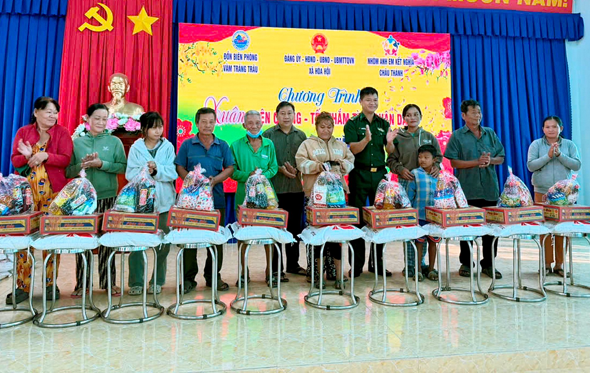 a1_don-bp-vam-trang-trau-phoi-hop-trao-qua-cho-nguoi-dan.jpg