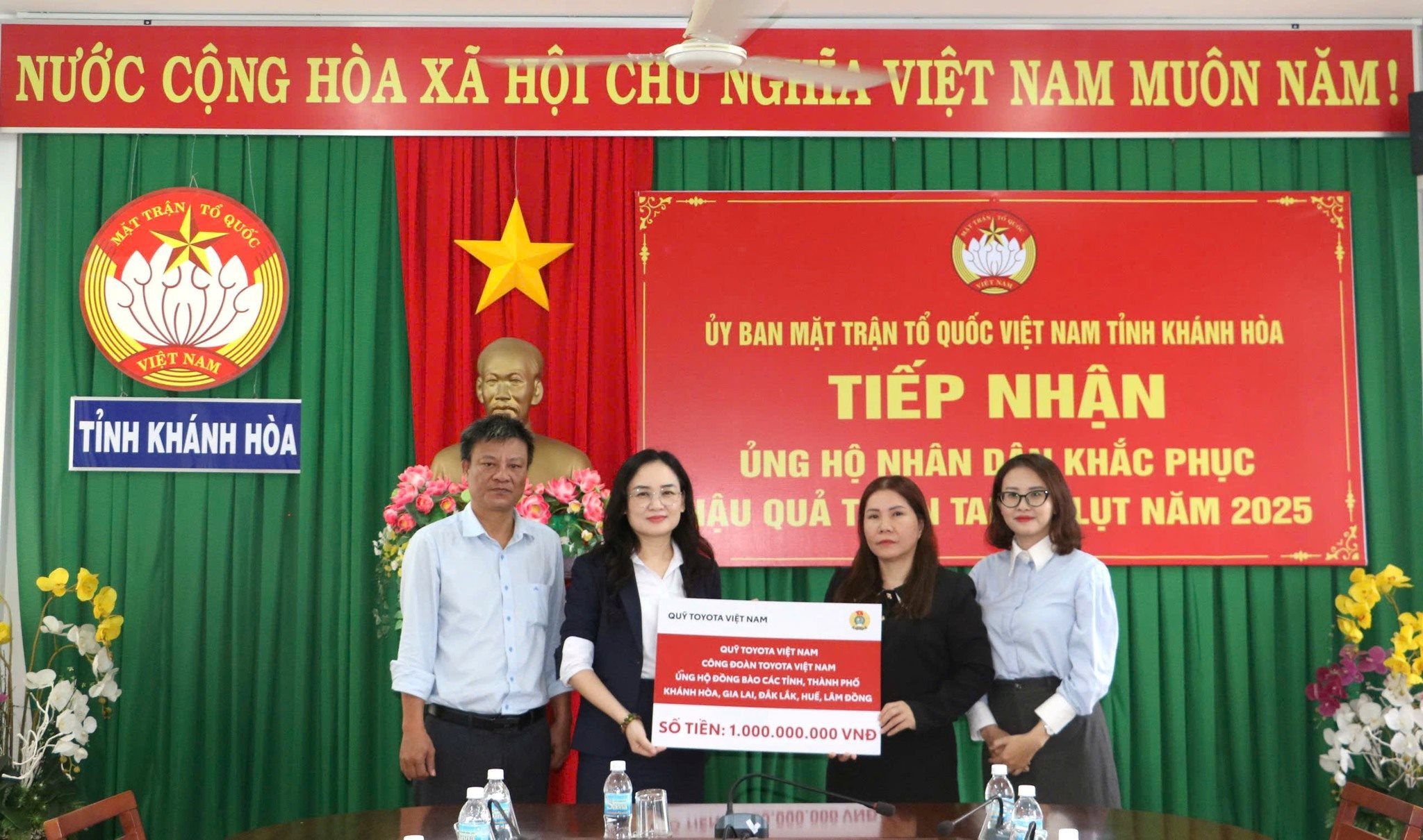 toyota-viet-nam-ung-ho-dong-bao-bi-anh-huong-boi-bao-lu-nam-2025.jpg