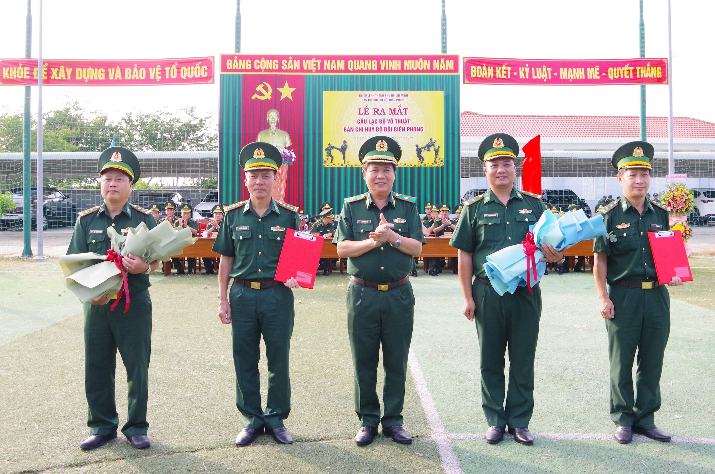 2.-trao-quyet-dinh-thanh-lap-cau-lac-bo.jpg