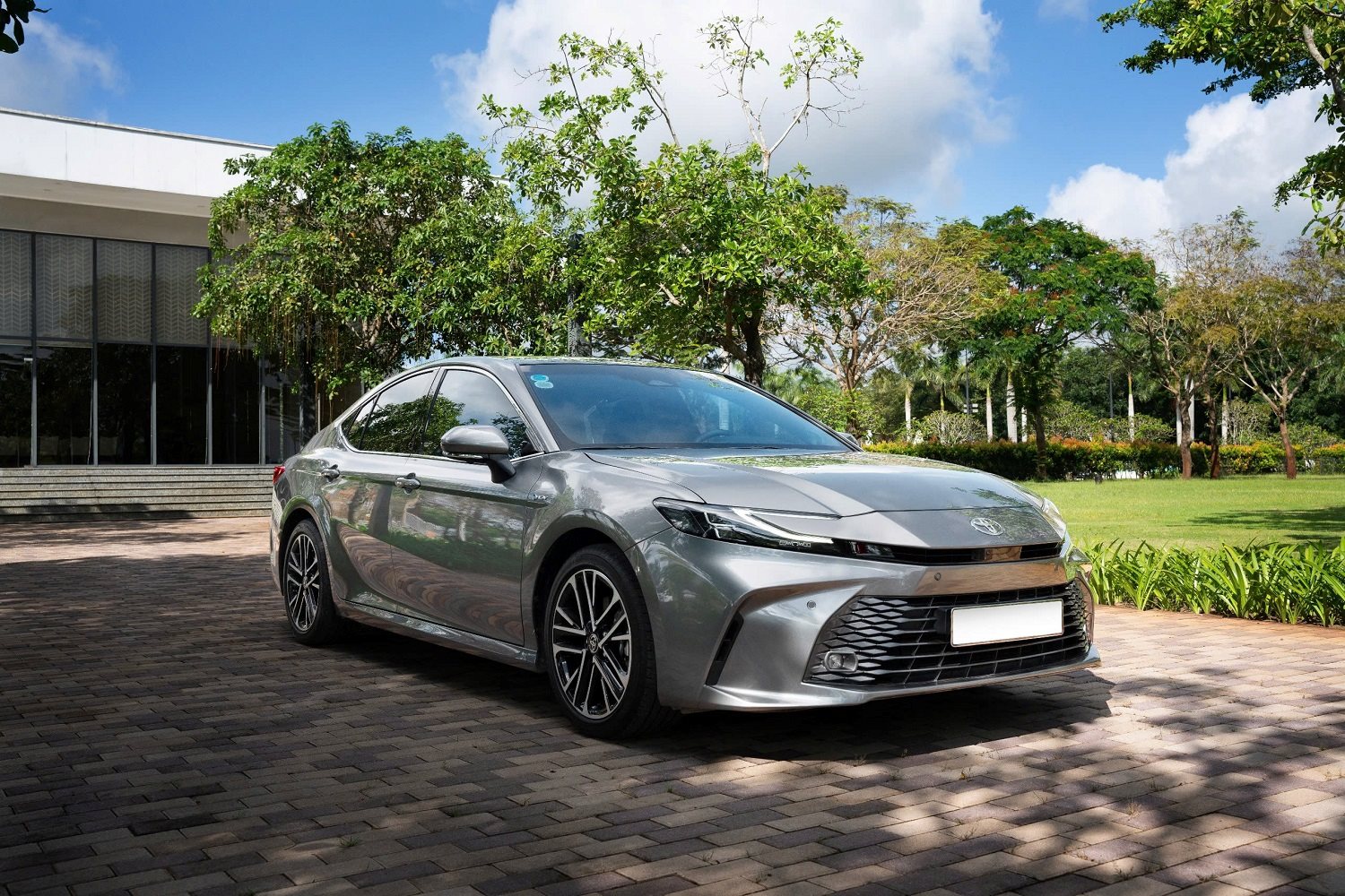 toyota-camry-hev.jpg