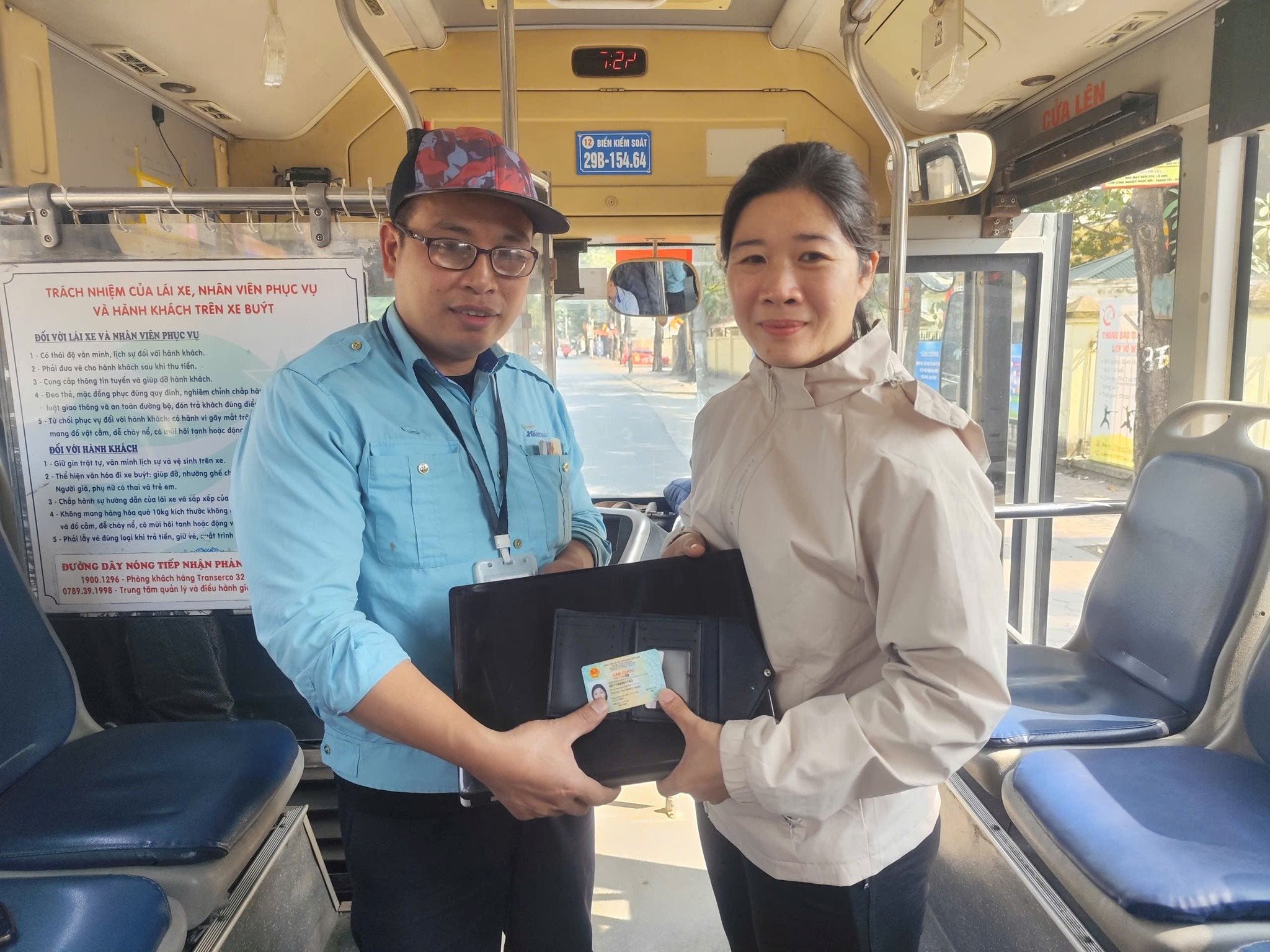 hanh-khach-de-quen-tai-san-tren-xe-buyt.jpg