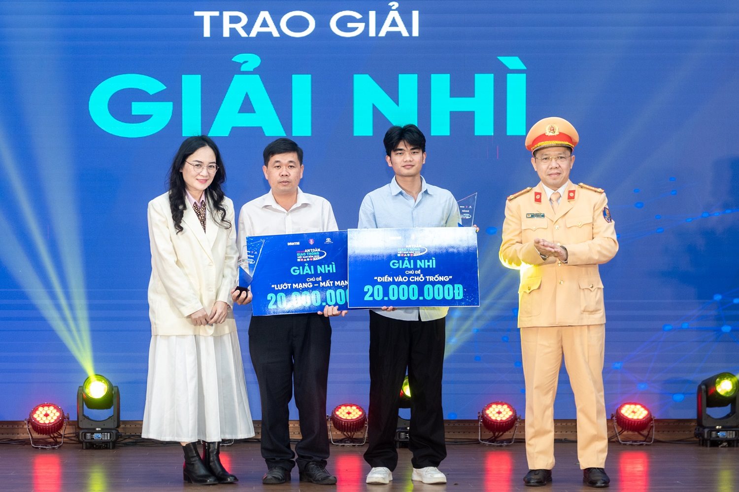 dai-dien-toyota-viet-nam-trao-giai-nhi-cho-chu-de-luot-mang-mat-mang-va-dien-vao-cho-trong.jpg