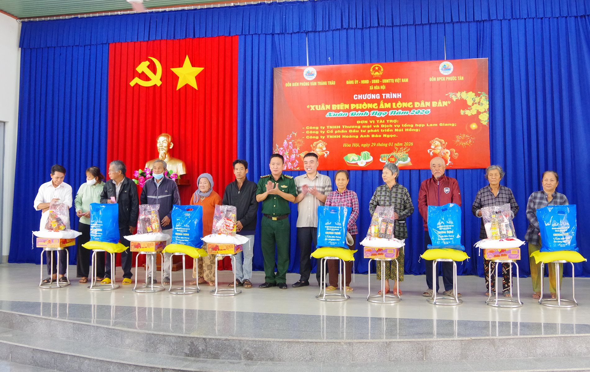 a5_ban-chi-huy-don-bien-phong-cua-khau-phuoc-tan-va-nha-hao-tam-don-vi-tai-tro-trao-qua-tet-cho-nguoi-dan.jpg
