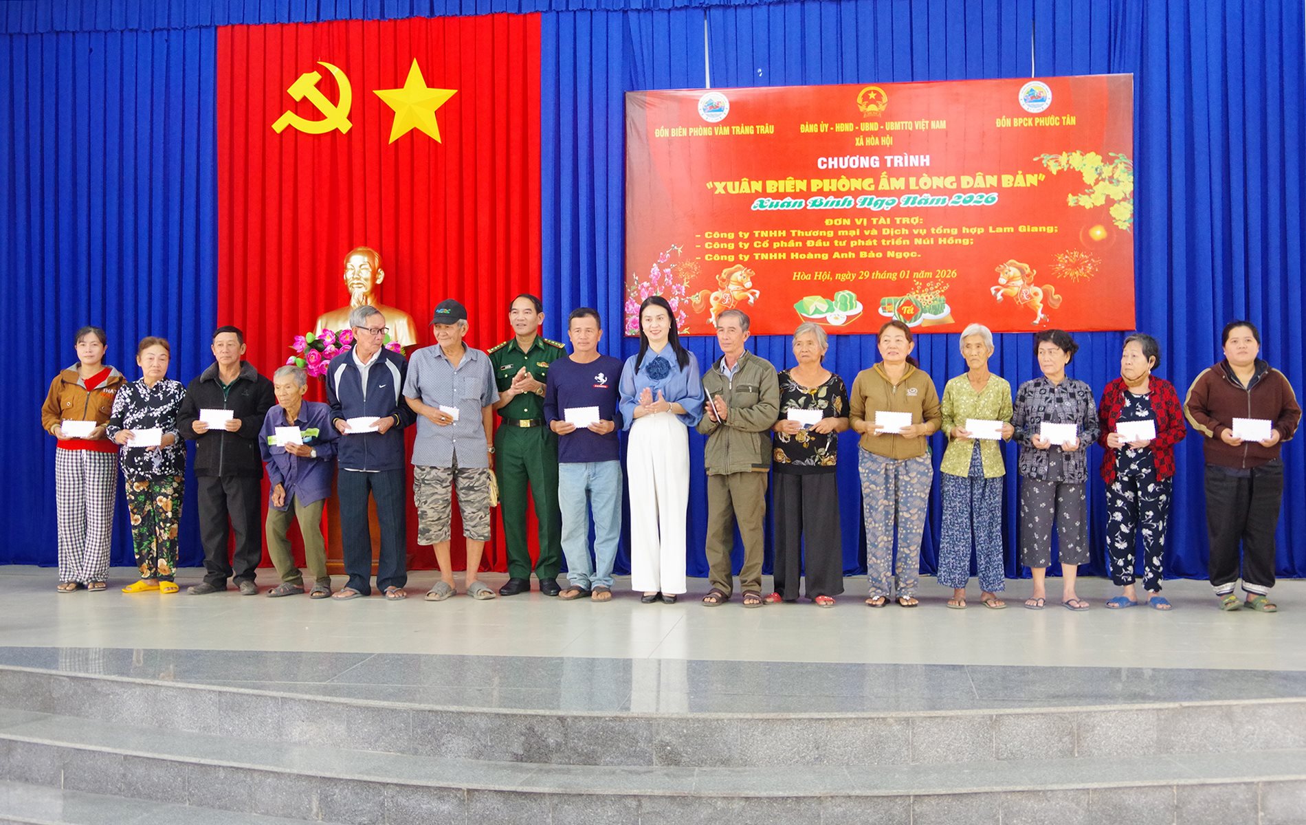a7_dai-ta-vu-minh-tung-pho-chinh-uy-ban-chi-huy-bo-doi-bien-phong-tinh-cung-lanh-dao-dia-phuong-trao-qua-tet-cho-nguoi-dan.jpg