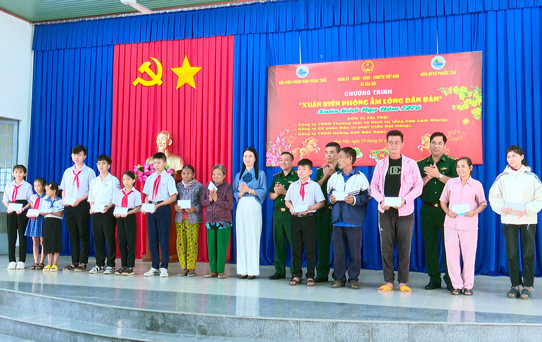 a8_dai-dien-ban-chi-huy-bo-doi-bien-phong-tinh-lanh-dao-dia-phuong-va-chi-huy-cac-02-don-bien-phong-trao-qua-cho-nguoi-dan-va-cac-em-hoc-sinh.jpg