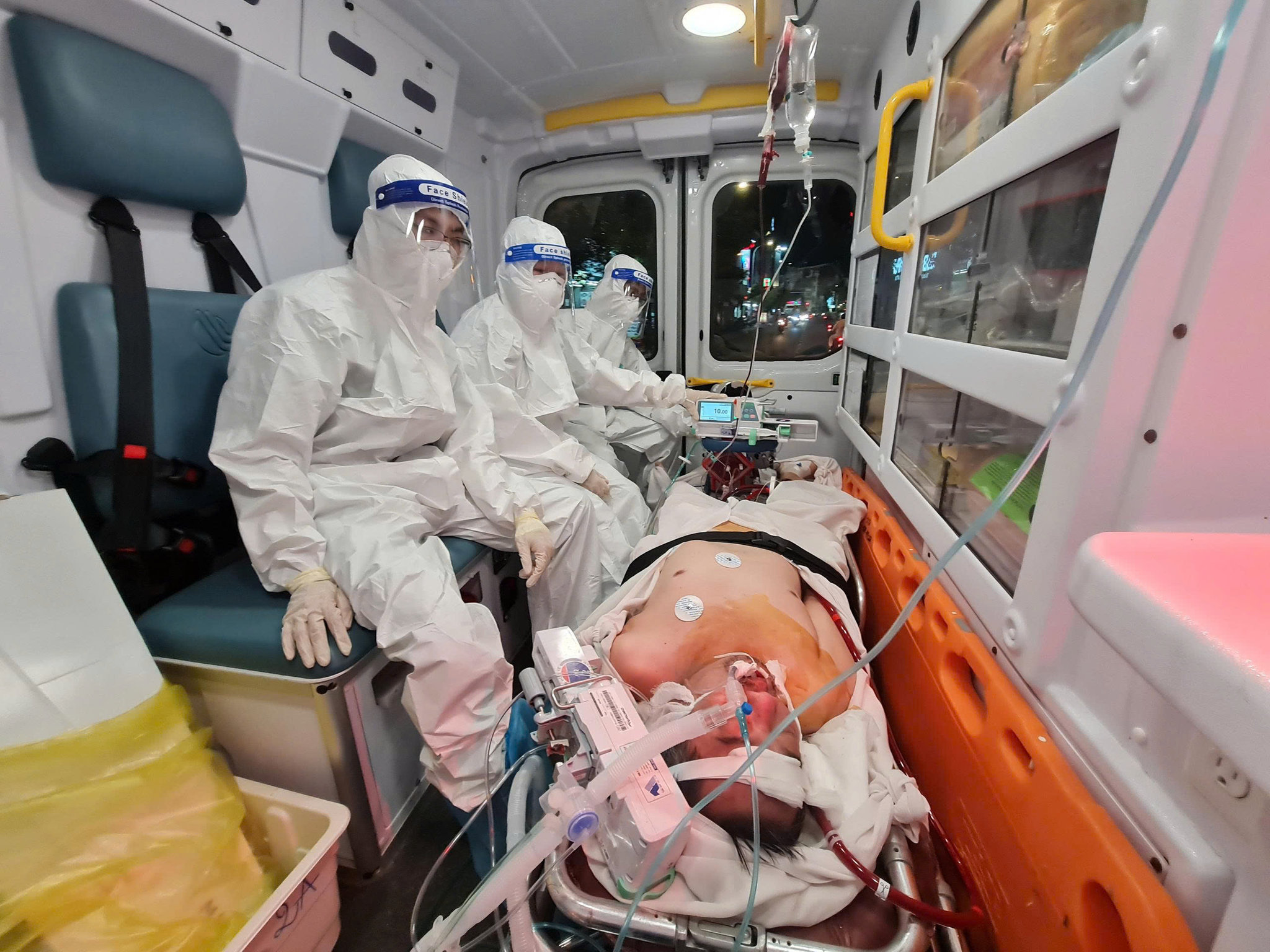 1.van-chuyen-ecmo-trong-thoi-ky-covid-1.jpg