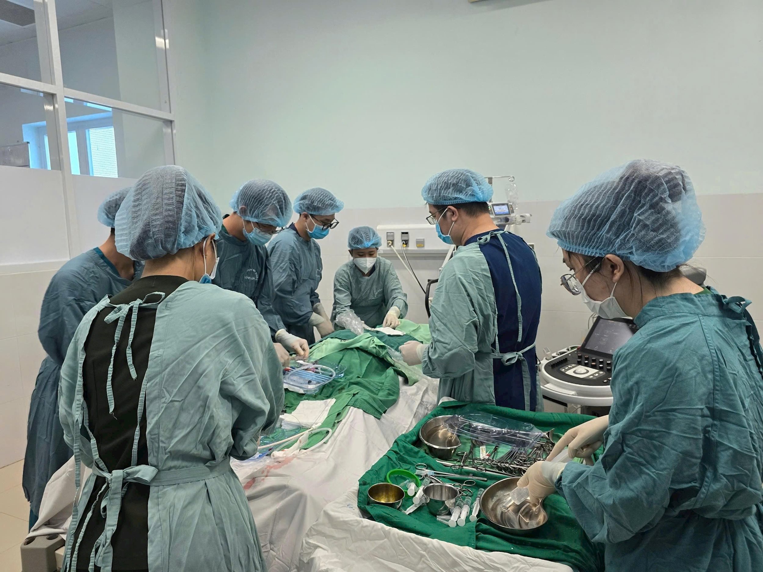 2.chuyen-giao-ky-thuat-ecmo-o-vinh-long-2.jpg