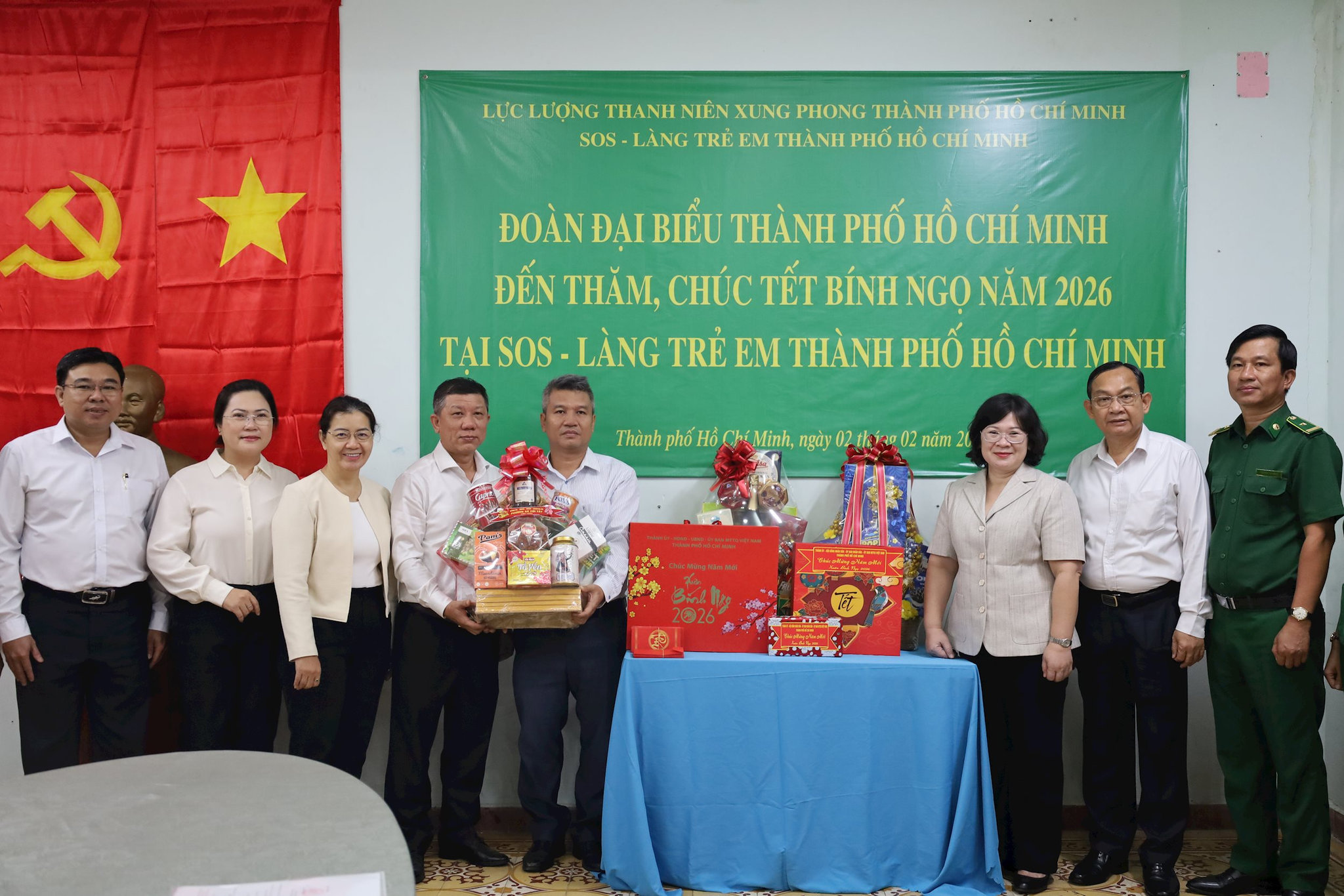 doan-lanh-dao-gui-qua-chuc-mung-tet-binh-ngo-nam-2026-den-lang-tre-em-sos.jpg