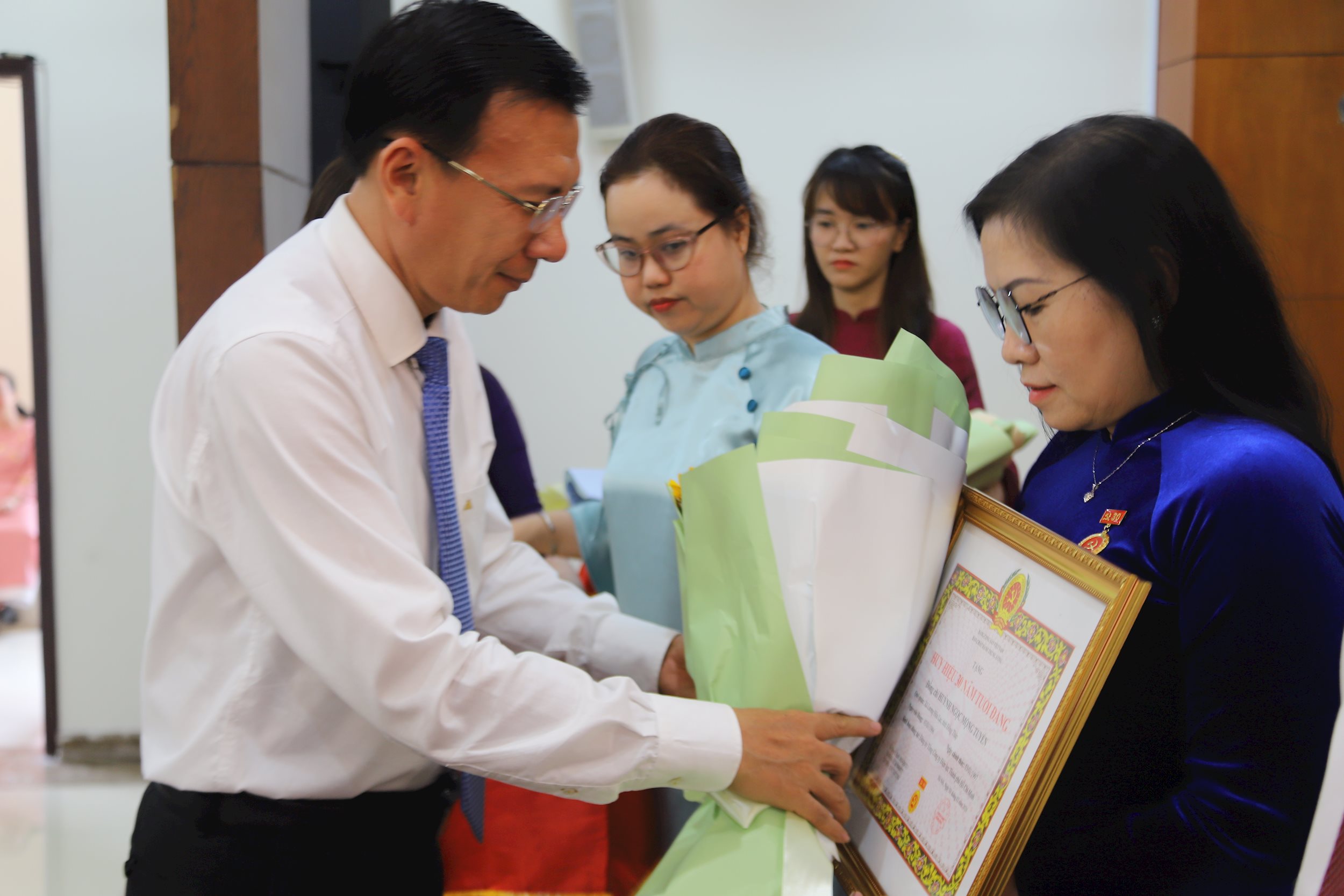 trao-huy-hieu-1.jpg