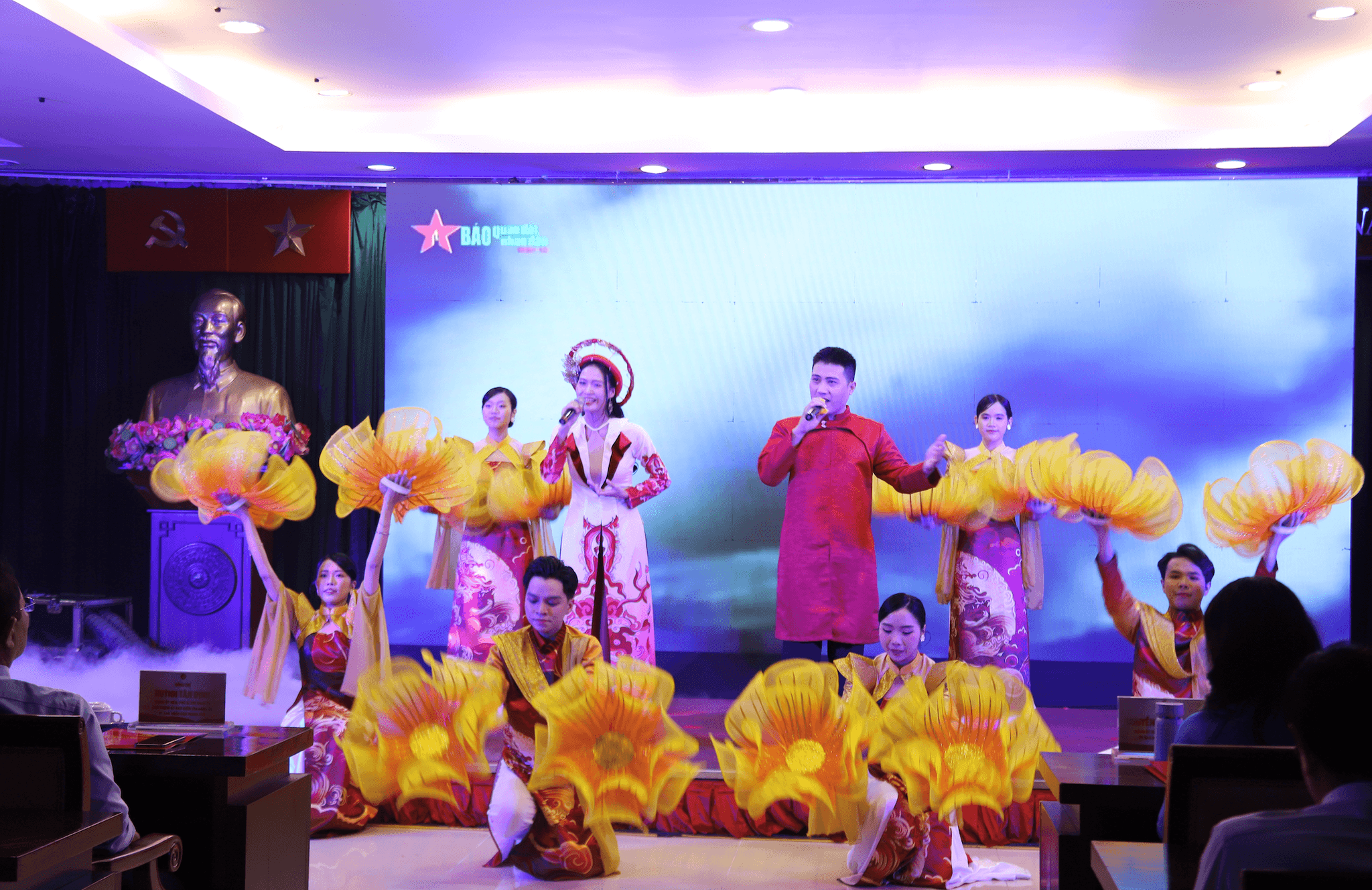 van-nghe-chao-mung.png
