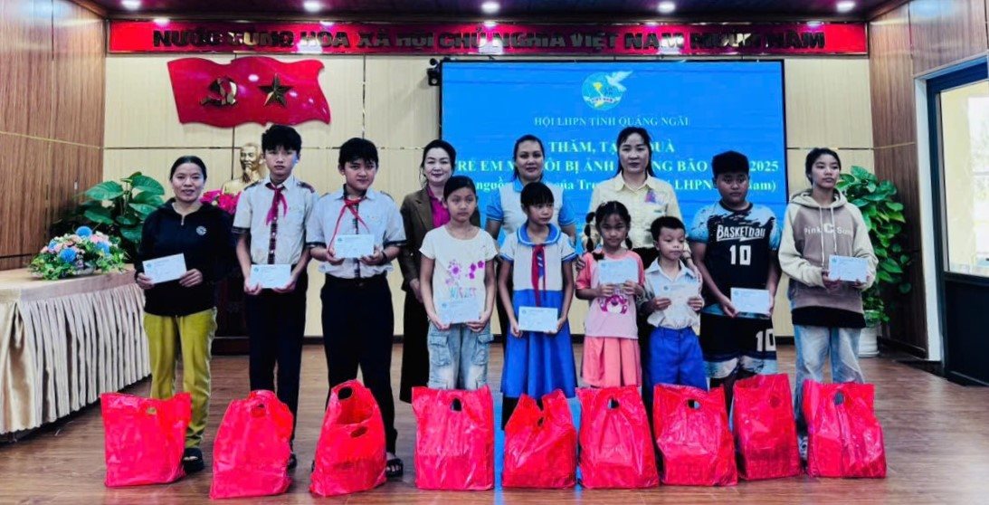 nestle-viet-nam-ung-ho-gan-1000-phan-qua-cho-cac-gia-dinh-hoi-vien-co-hoan-canh-kho-khan-boi-bao-lu-thong-qua-hoi-lien-hiep-phu-nu-viet-nam.jpg