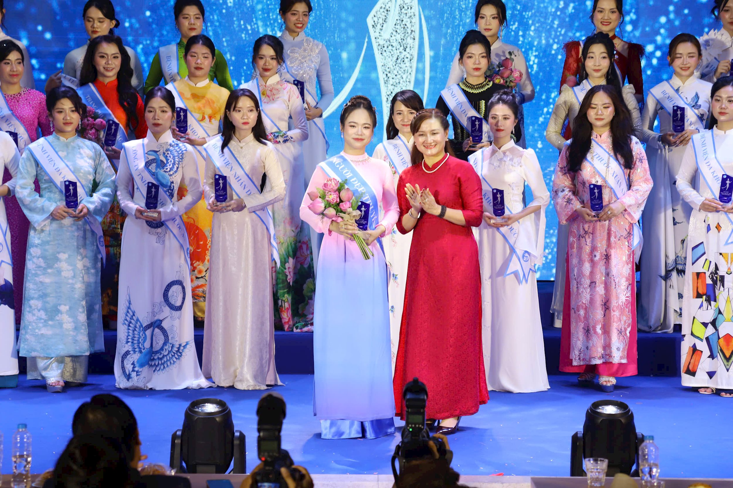 hoa-khoi-net-dep-thay-thuoc-tre2.jpg