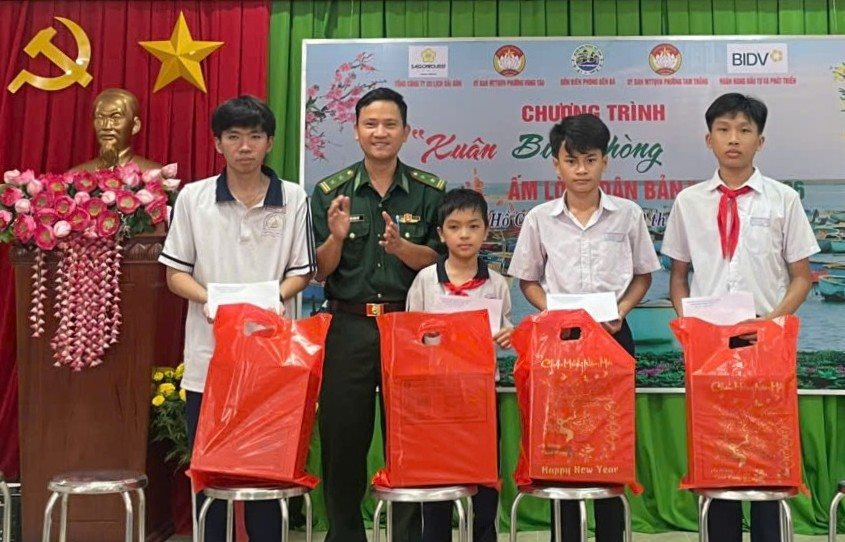 anh-10-don-ben-da-tang-qua-cho-hoc-sinh.jpg