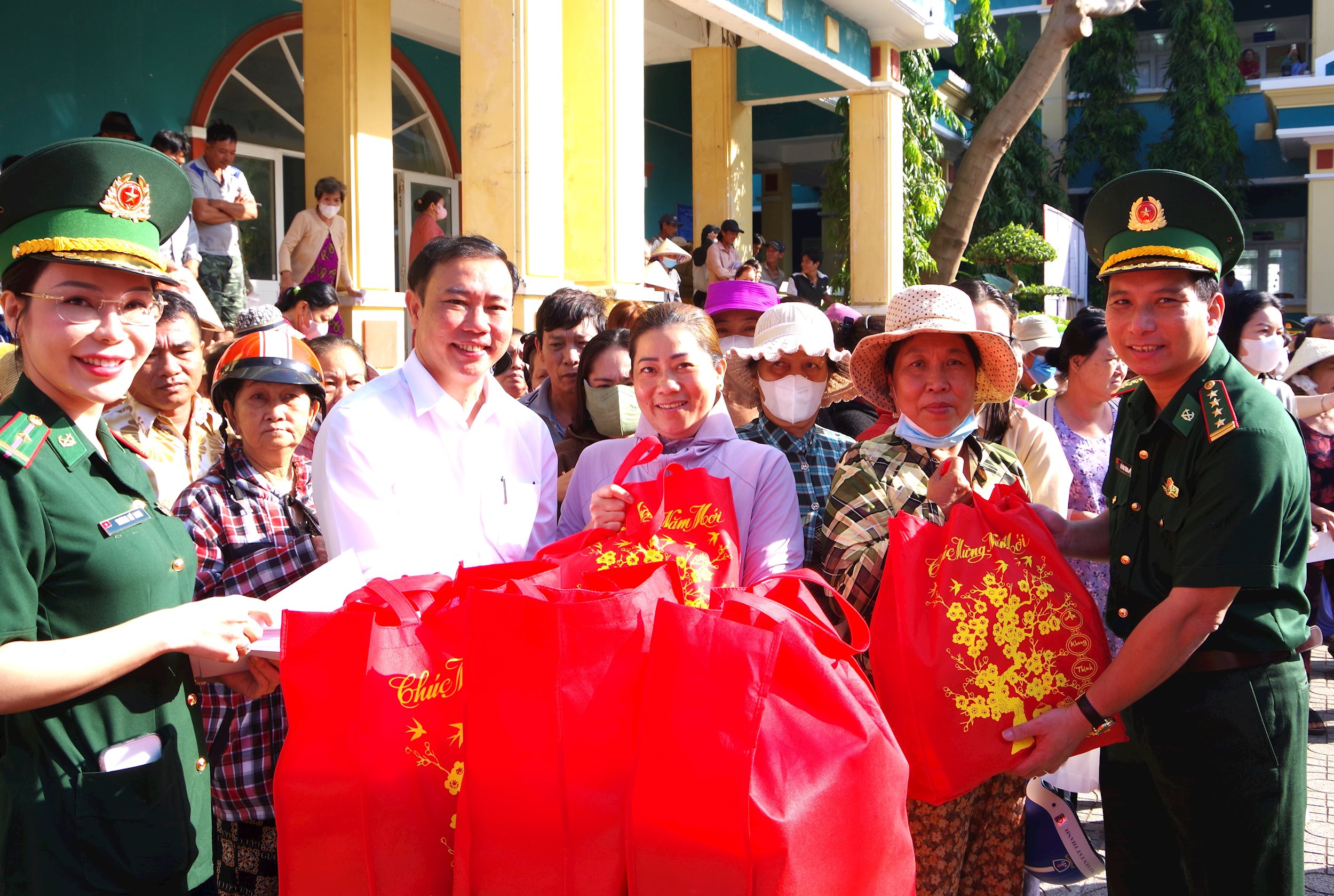 anh-2-tang-qua-xa-binh-khanh(1).jpg