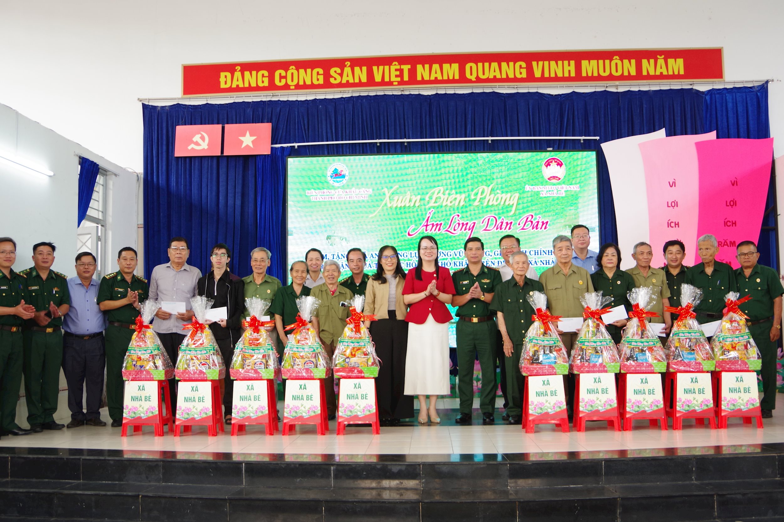anh-5-tang-qua-tet-cho-nhan-dan-xa-nha-be.jpg