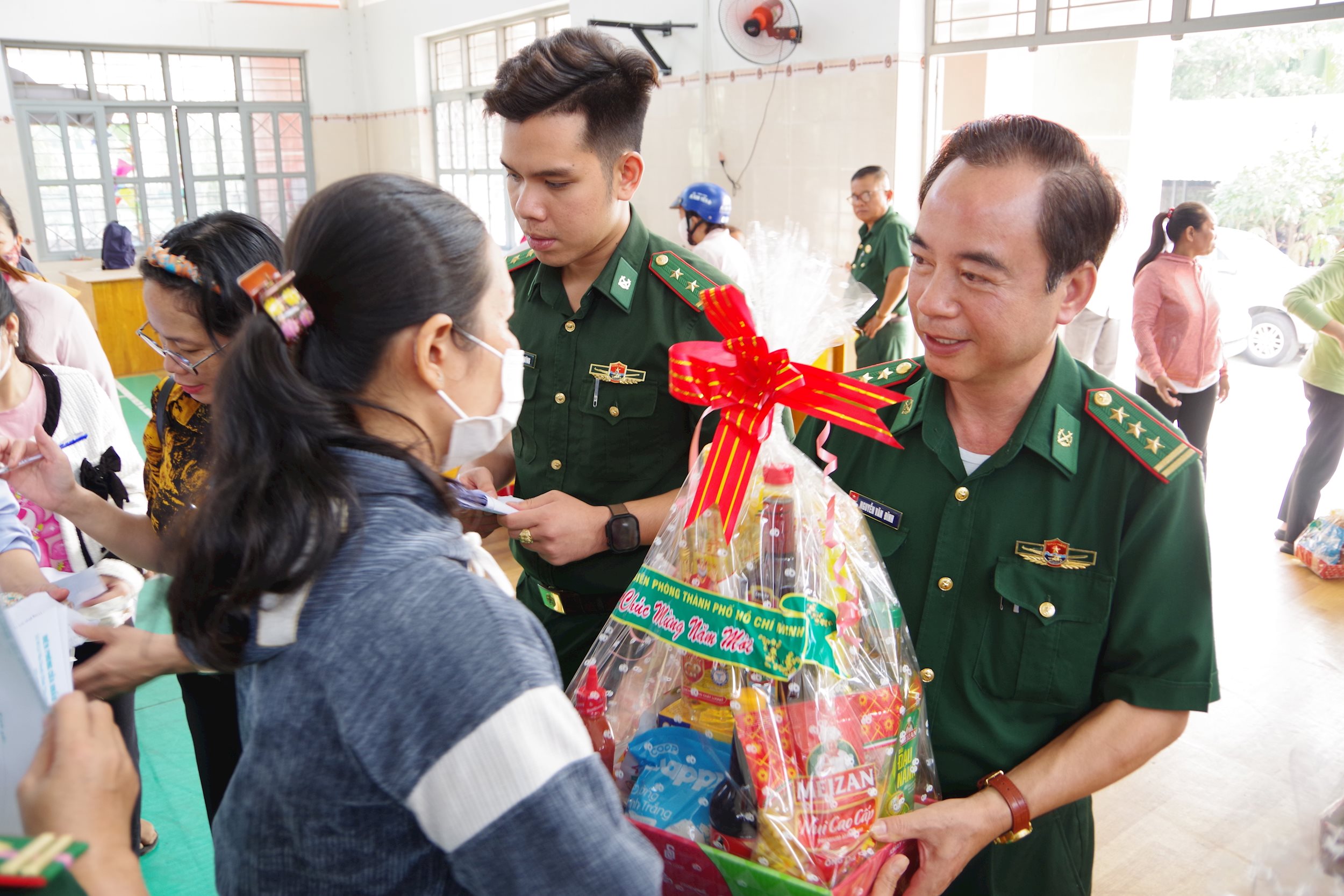 anh-6-bp-cang-tang-qua-tet.jpg