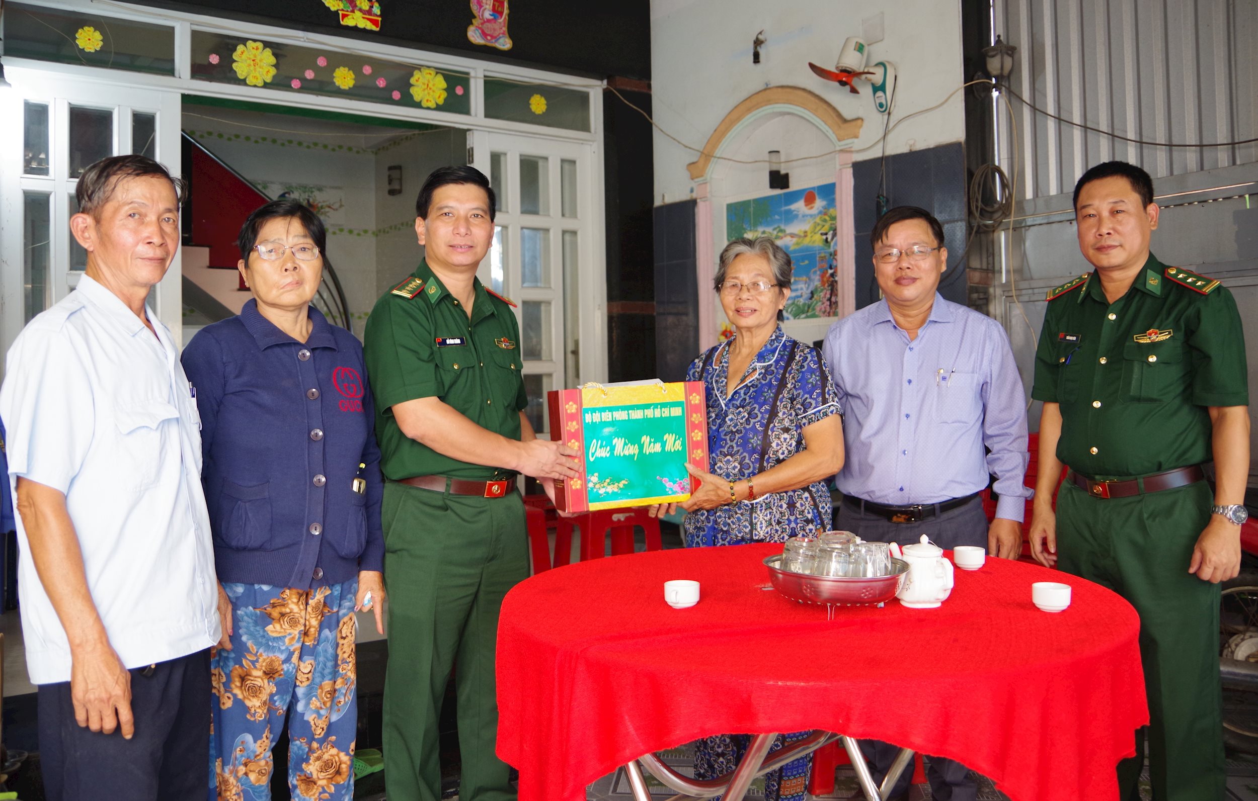 anh-7-tang-qua-gd-chinh-sach.jpg