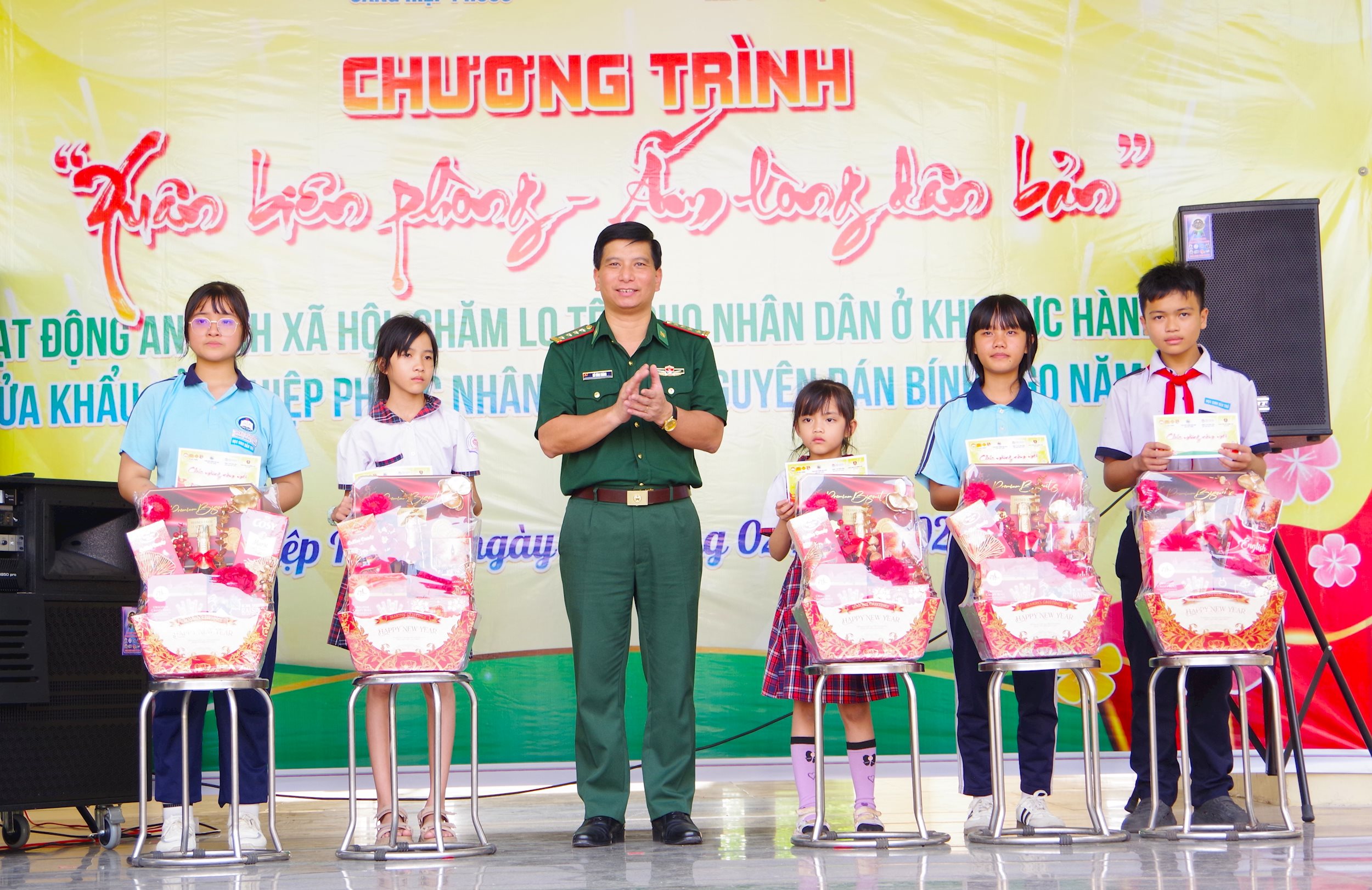 anh-8-tang-qua-hoc-sinh.jpg