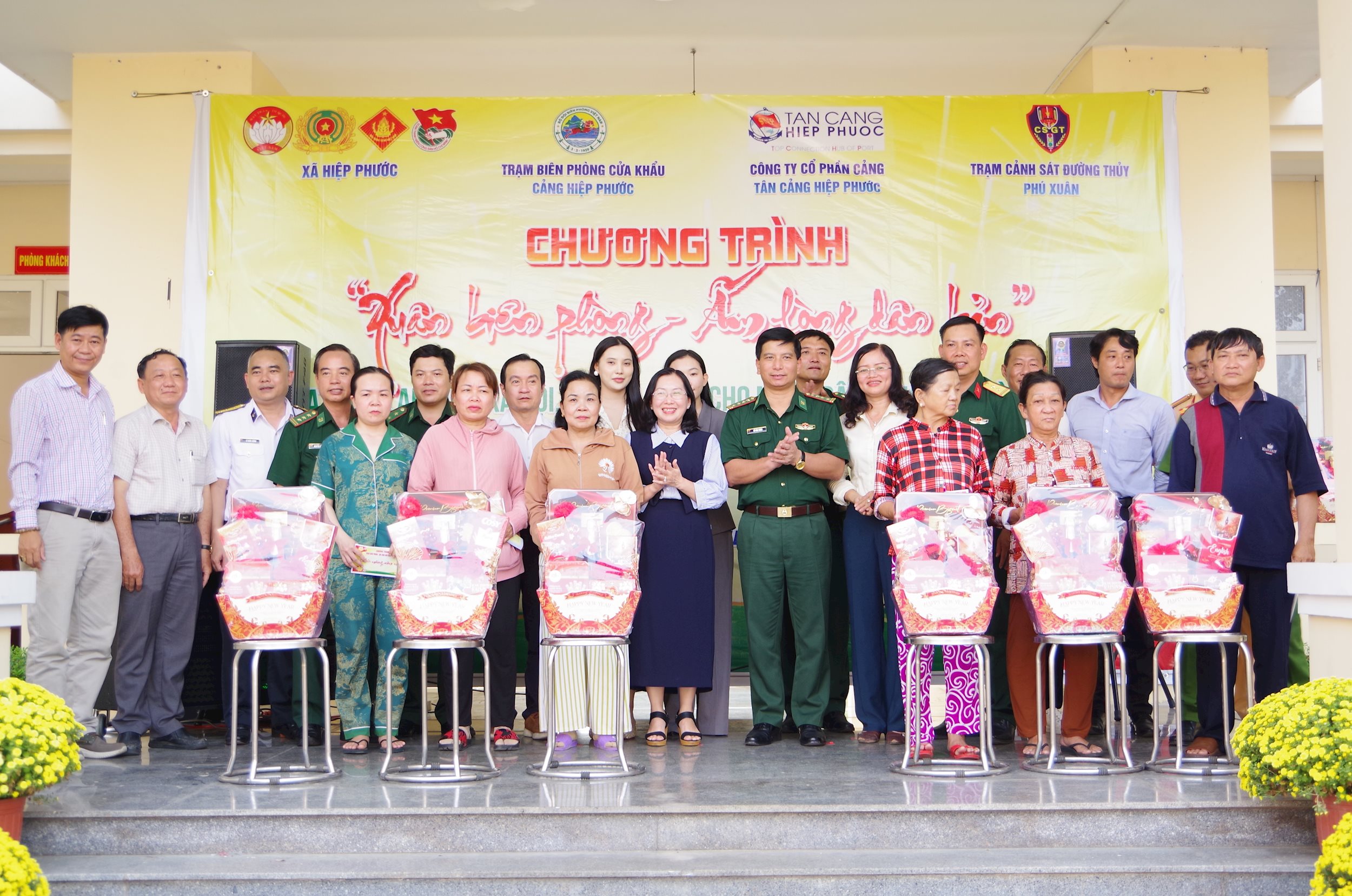 anh-9-tang-qua-hiep-phuoc.jpg