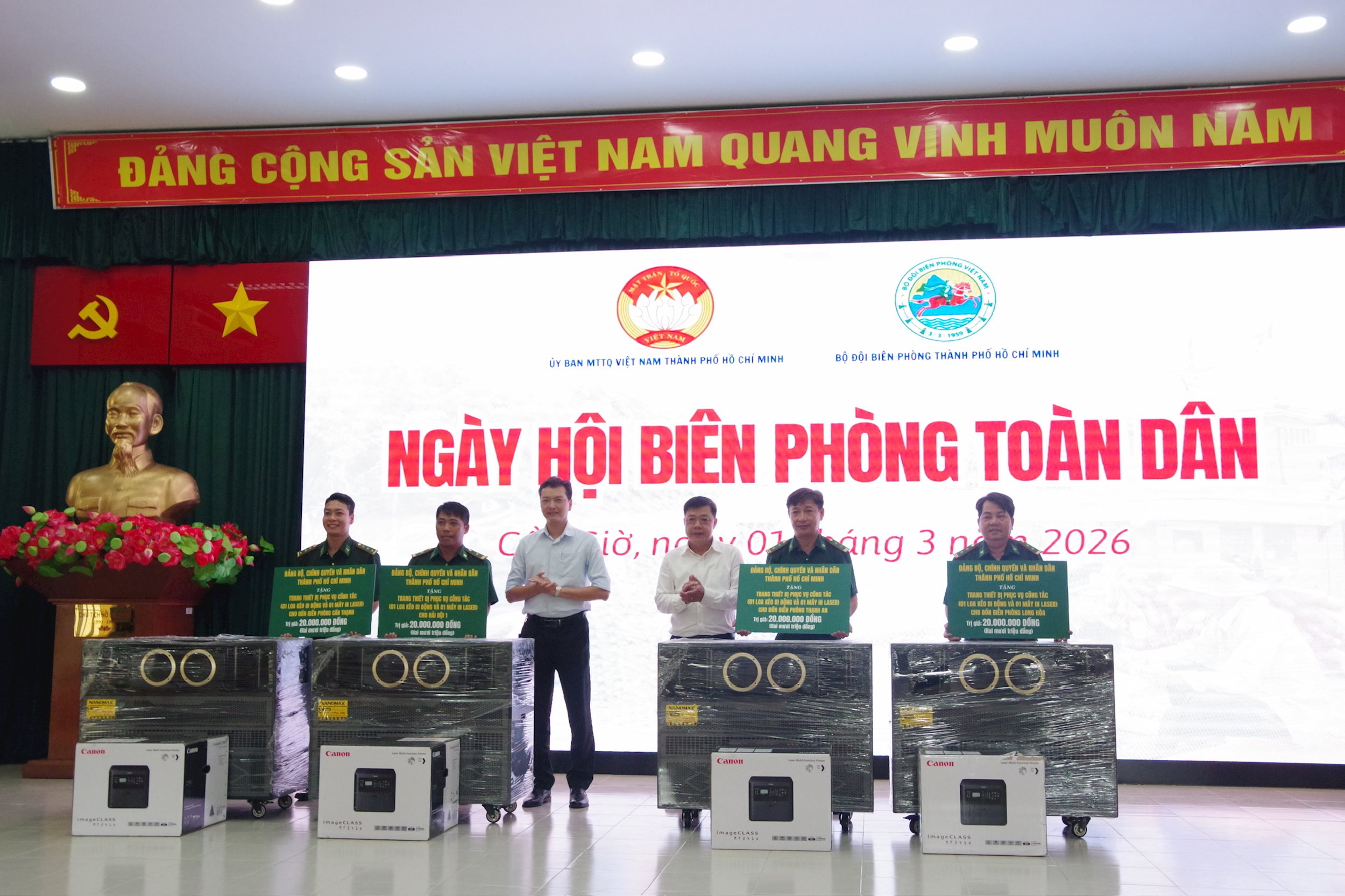 3.-tang-trang-thiet-bi-cho-cac-don-vi-bien-phong(2).jpg