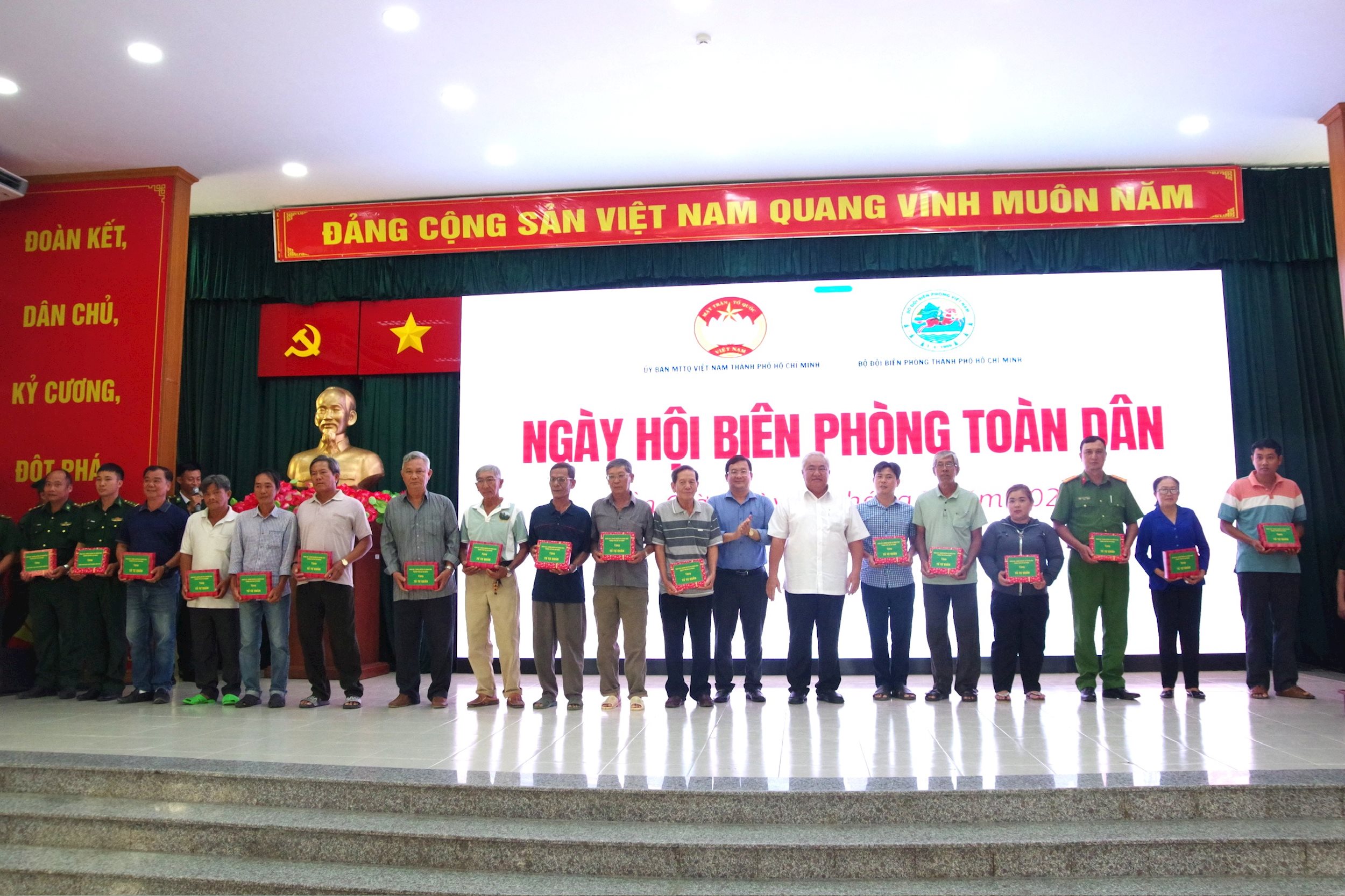 4.-trao-tang-qua-cac-to-tu-quan(2).jpg