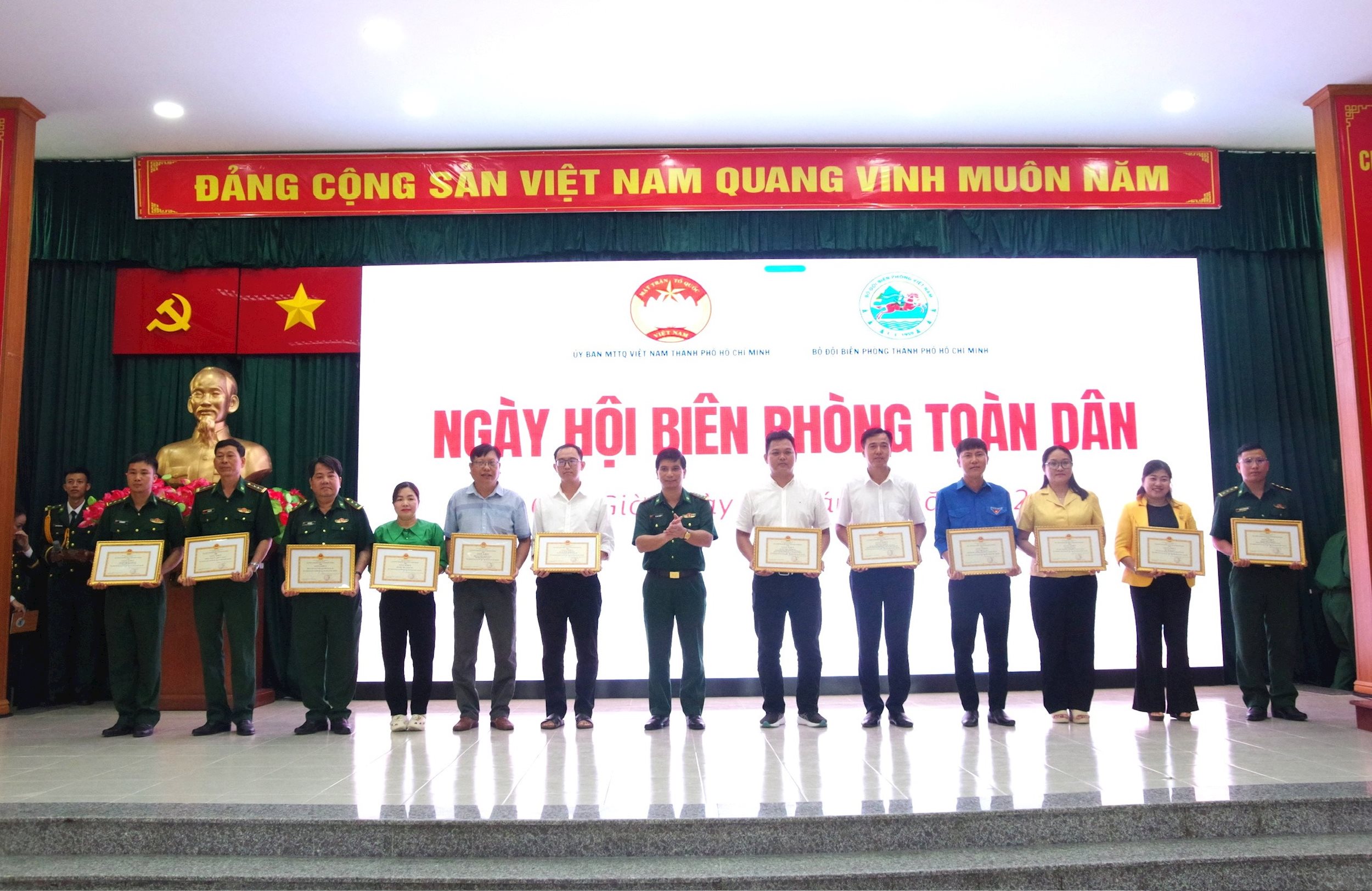 7.-tang-giay-khen(2).jpg