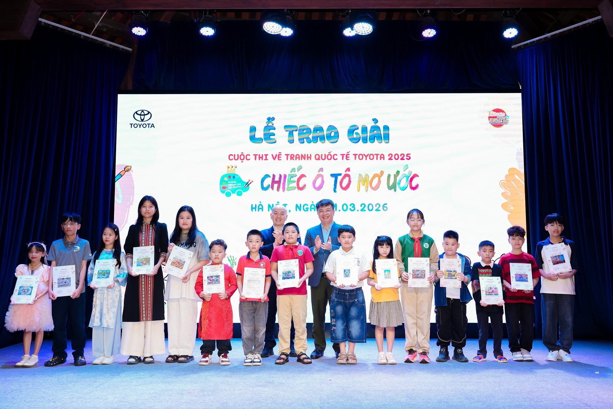 dai-dien-toyota-viet-nam-va-ban-to-chuc-trao-giai-cho-cac-em-hoc-sinh-dat-giai-nhat.jpg