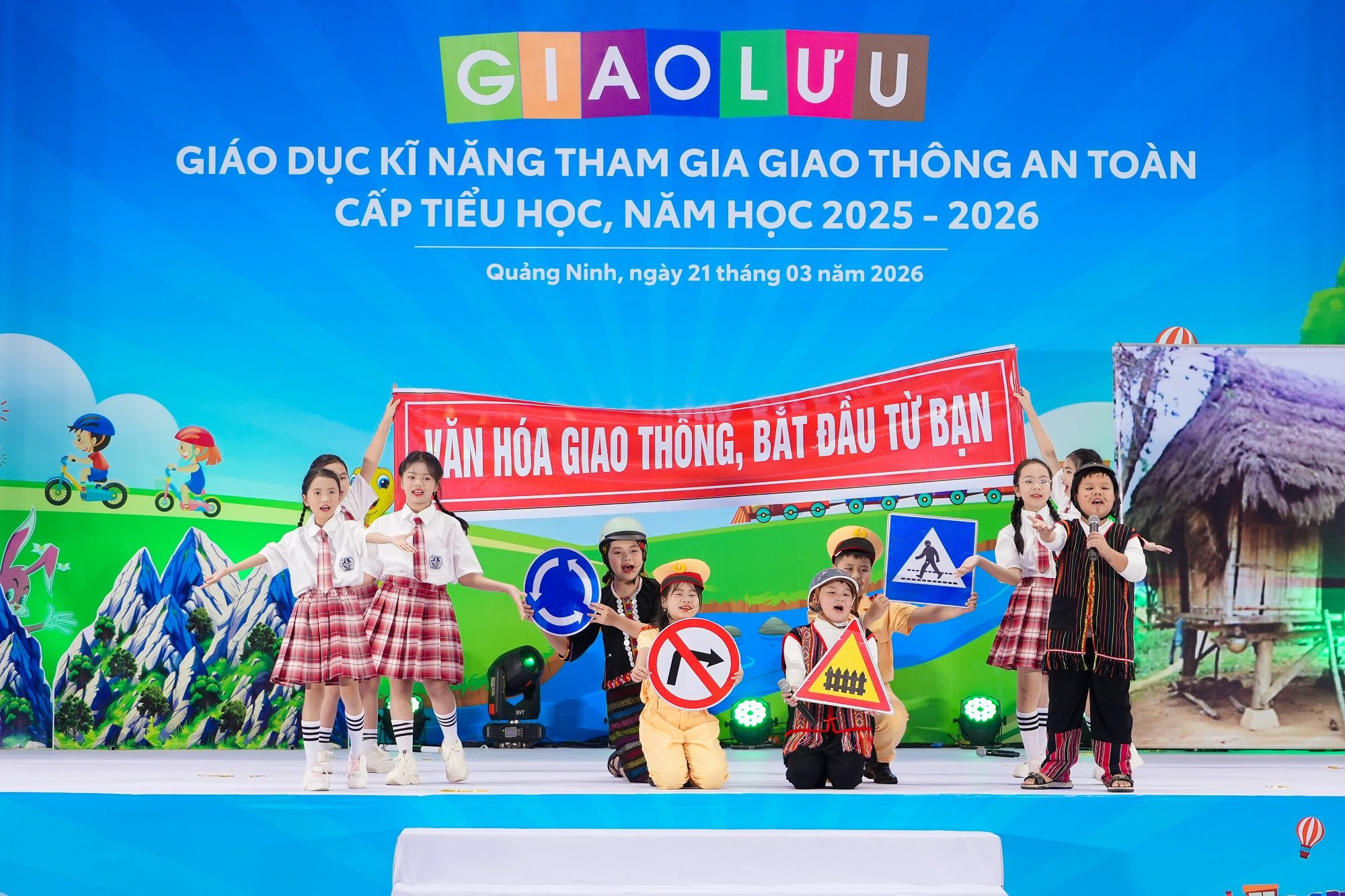trinh-dien-tieu-pham-the-hien-nang-khieu-ve-chu-de-an-toan-giao-thong-1-.jpg