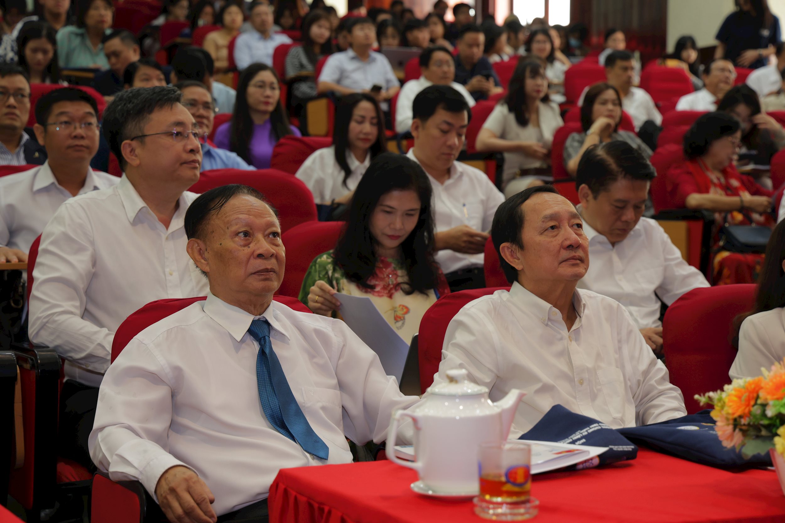 dai-bieu-du-hoi-nghi.jpg