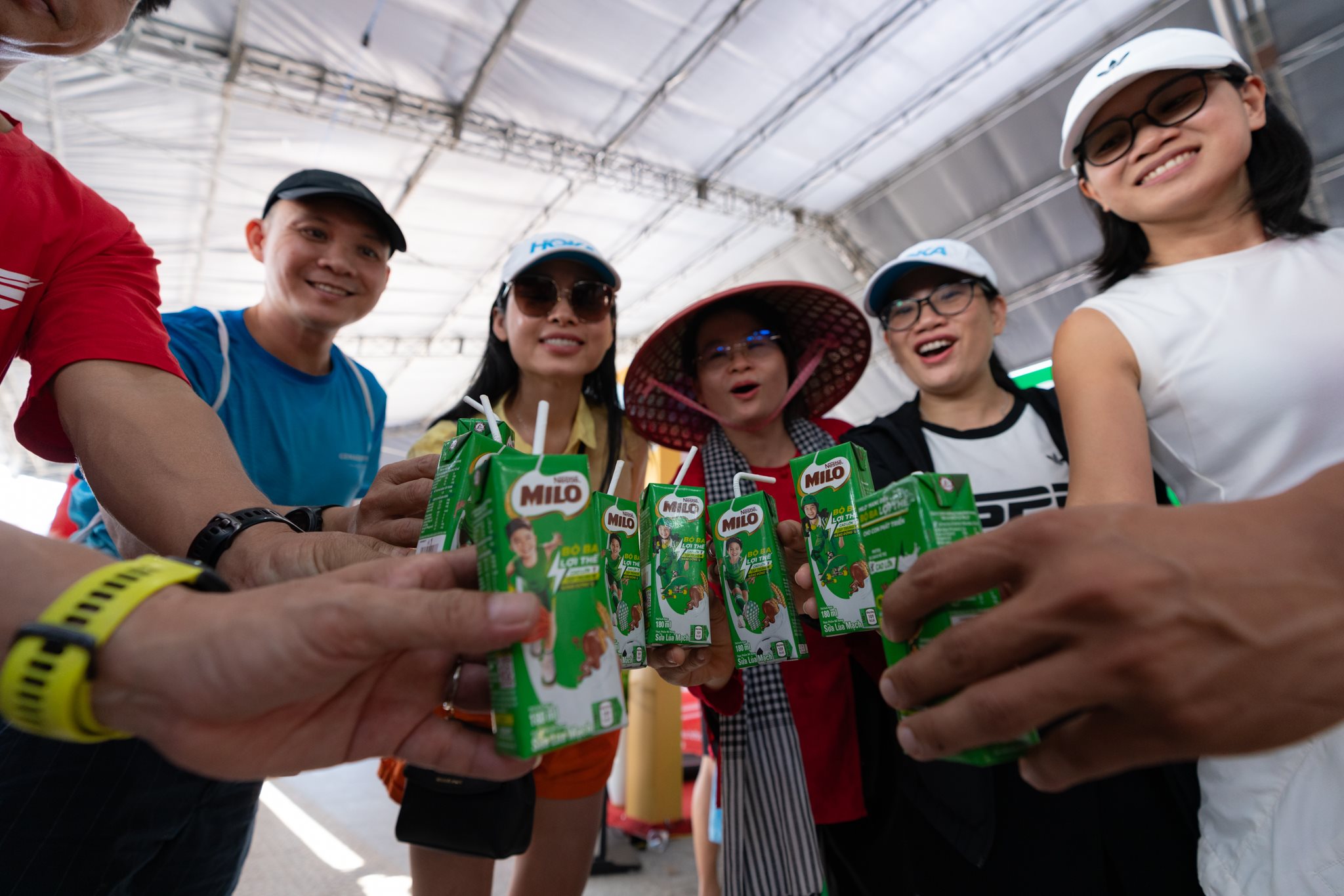nguoi-tham-du-giai-chay-hao-hung-tham-quan-gian-hang-milo-1-.jpg