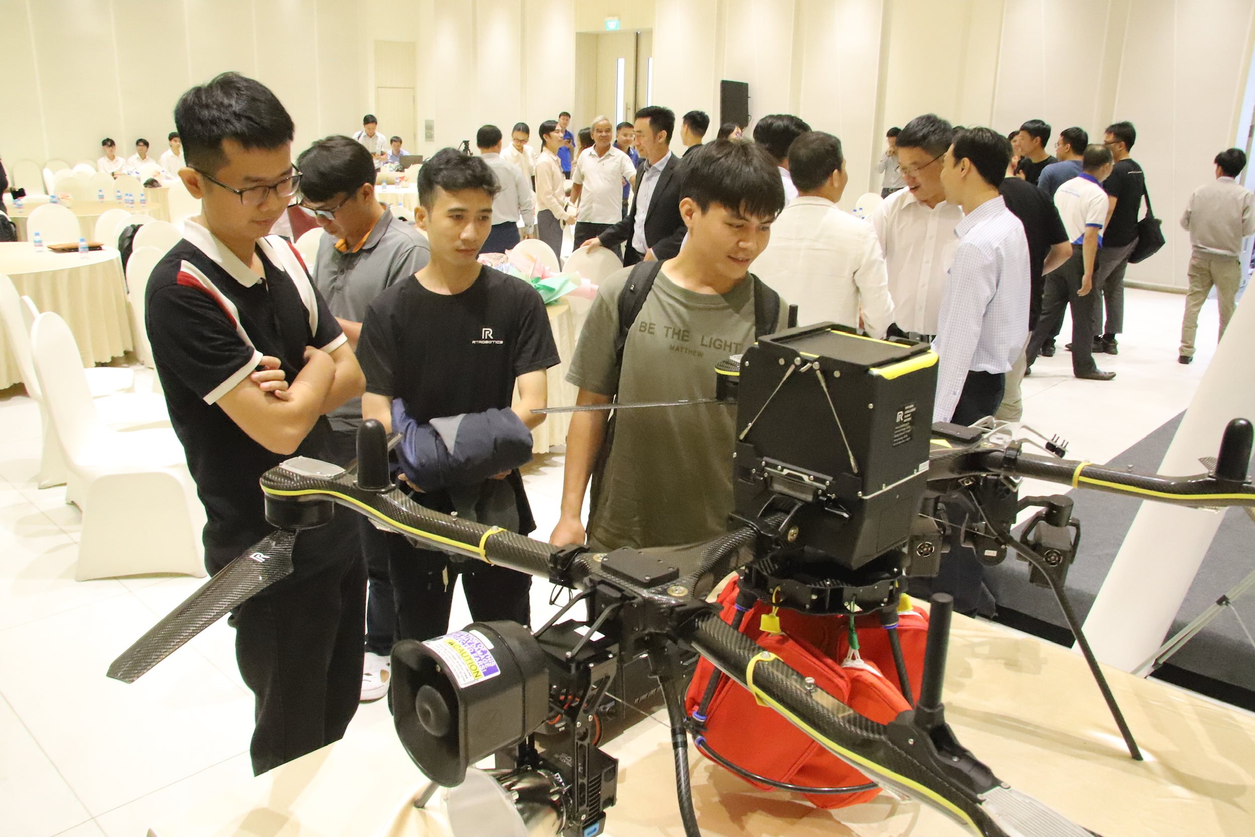 sinh-vien-tim-hieu-drone.jpg