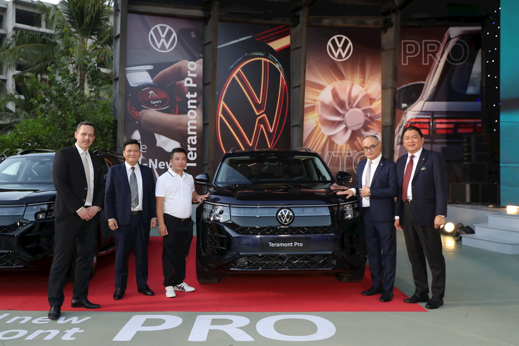 volkswagen-teramont-pro-3-lanh-dao-volkswagen-trao-xe-cho-khach-hang-dau-tien.jpg