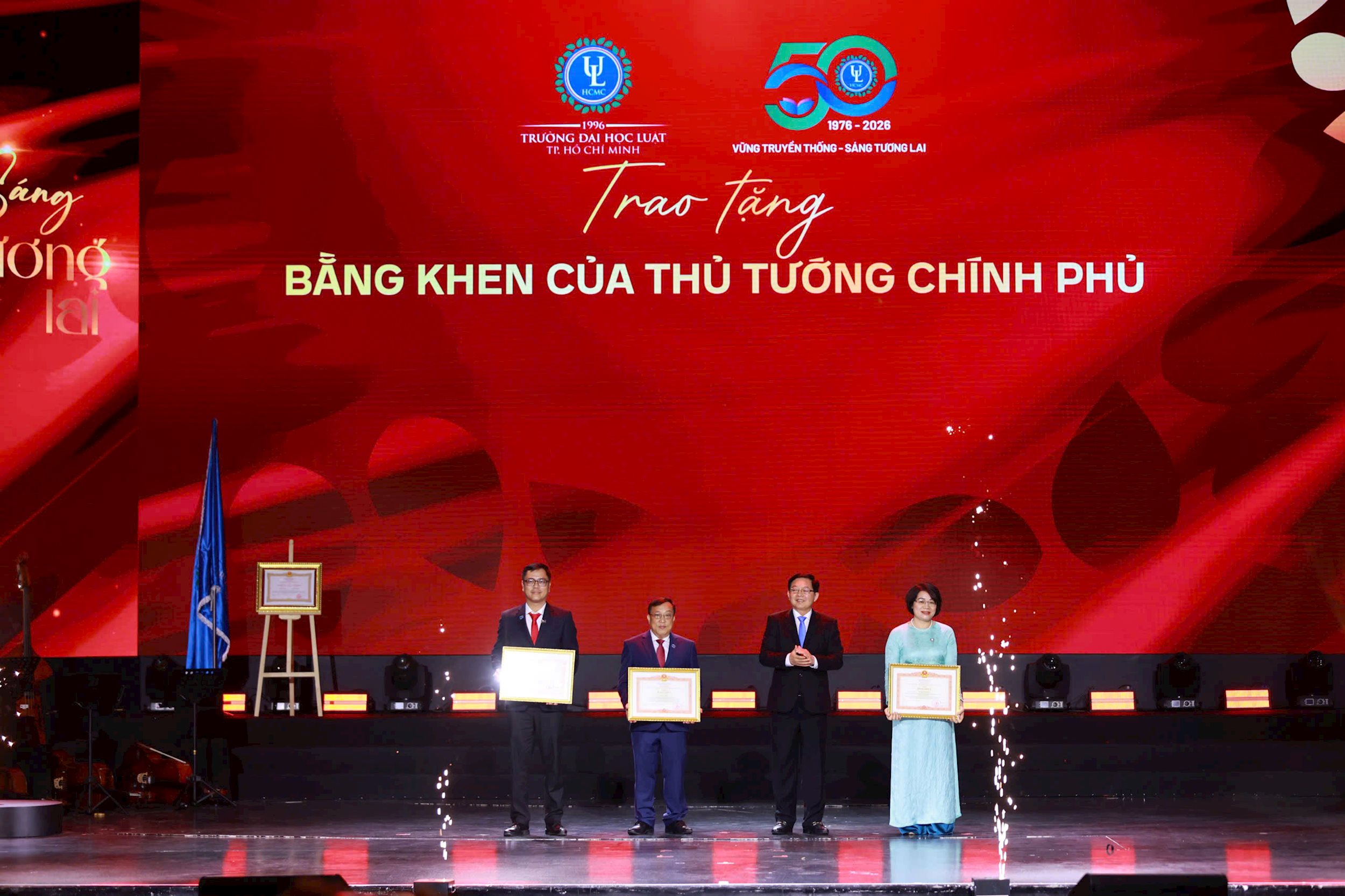 ca-nhan-nhan-bang-khen.jpg